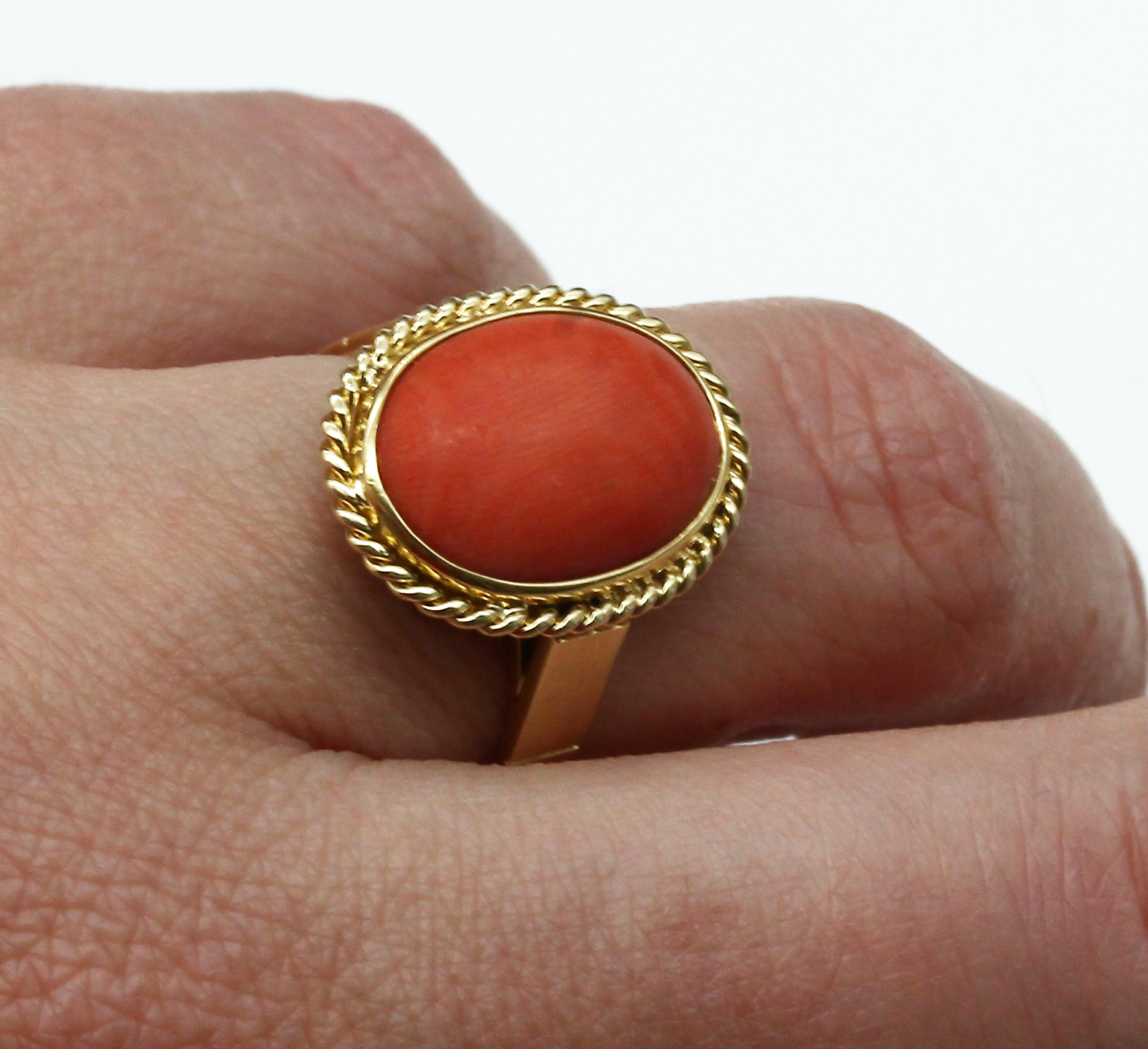 Detail a: 14 kt Gold Korallen-Ring, GG 585/000, ovaler Korallencabochon, Kordelrandverzierung,RW 57, ca. 7.0 g, Versand nur innerhalb der EU