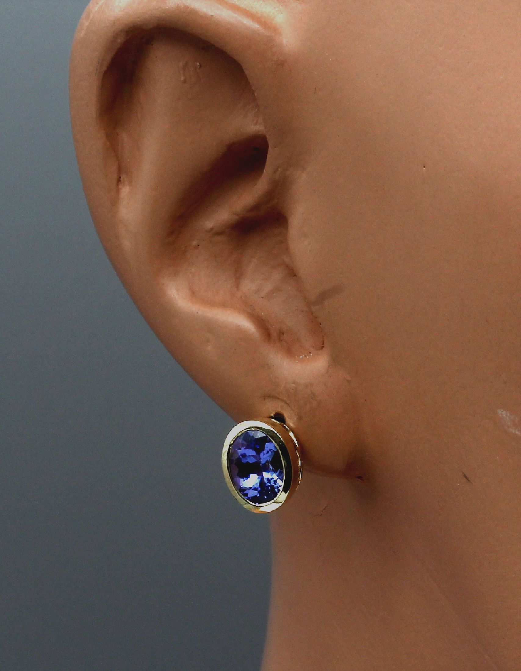 Detail a: Paar 14 kt Gold Tansanit-Ohrstecker, GG 585/000, insg. 2 ovalfacett. Tansanite zus. ca. 2.0 ct, total ca. 3.6 g