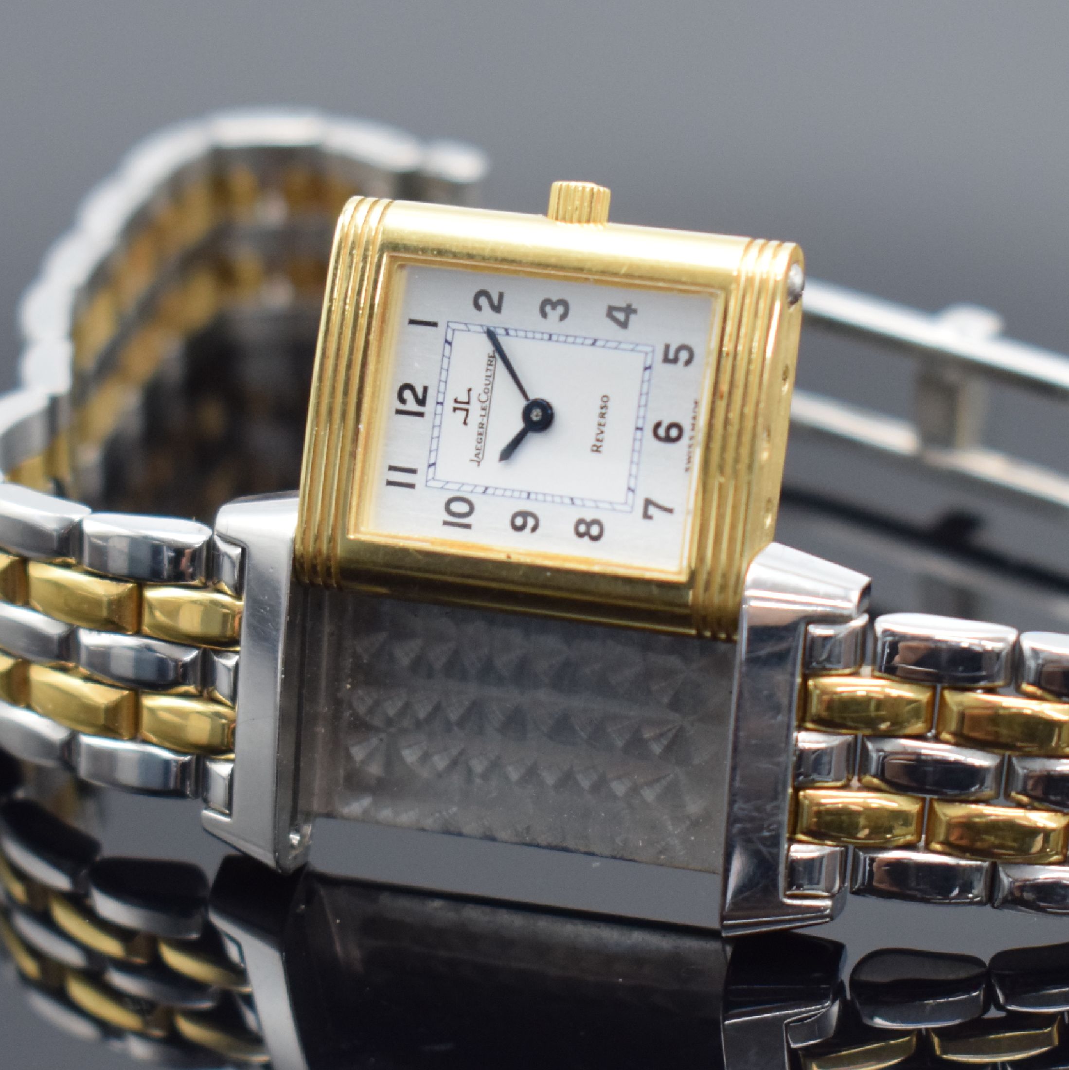 Detail e: Jaeger-LeCoultre Damenarmbanduhr Reverso Referenz 260.5.86, Schweiz um 2005, Handaufzug, um 180 Grad drehbares Wendegehäuse in Edelstahl/Gold ...