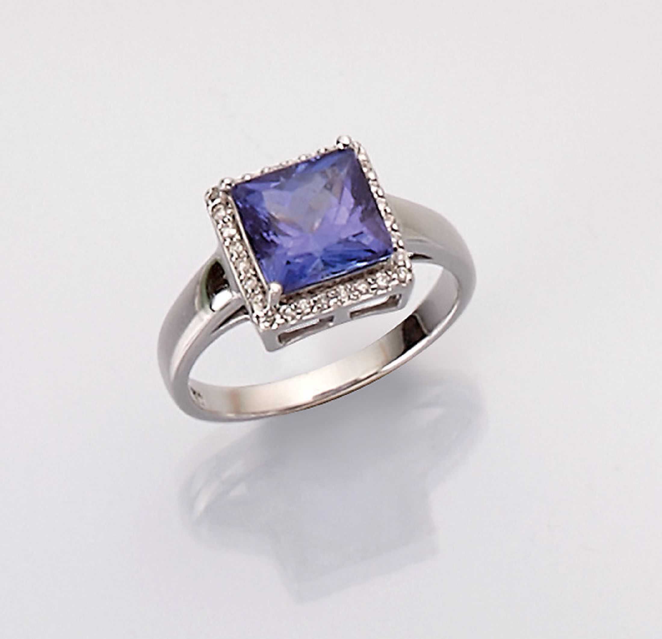 18 kt Gold Tansanit-Brillant-Ring, WG 750/000, Tansanit-Carree ca. 2.25 ct, Fassung sollte geprüft werden, 28 Brillanten zus. ca. 0.14 ct Weiß/si, ...