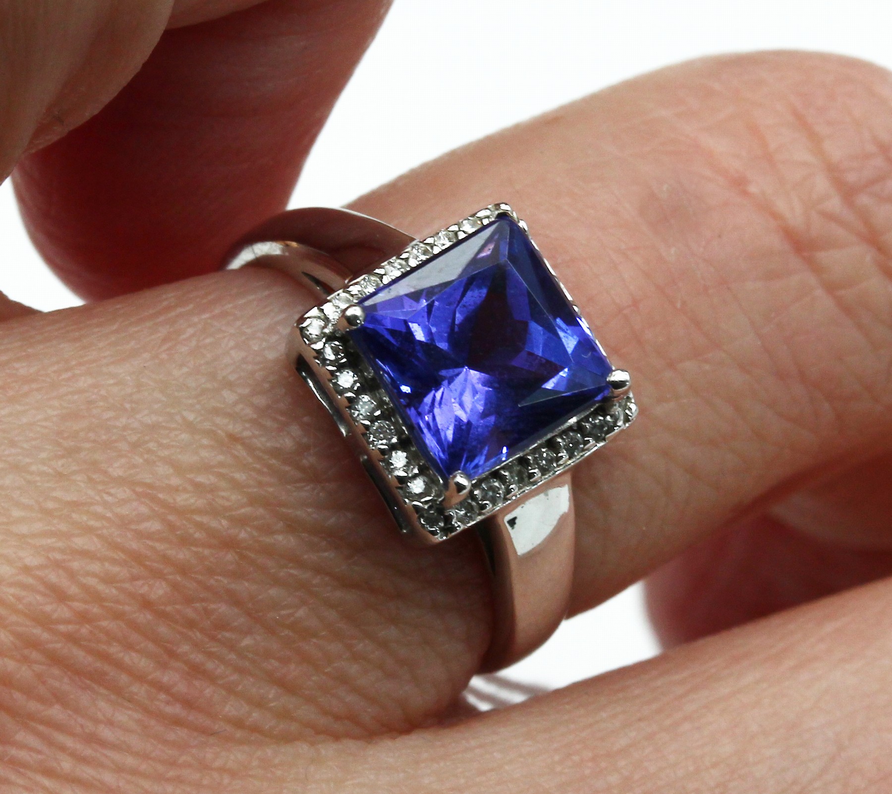 Detail a: 18 kt Gold Tansanit-Brillant-Ring, WG 750/000, Tansanit-Carree ca. 2.25 ct, Fassung sollte geprüft werden, 28 Brillanten zus. ca. 0.14 ct Weiß/si, ...