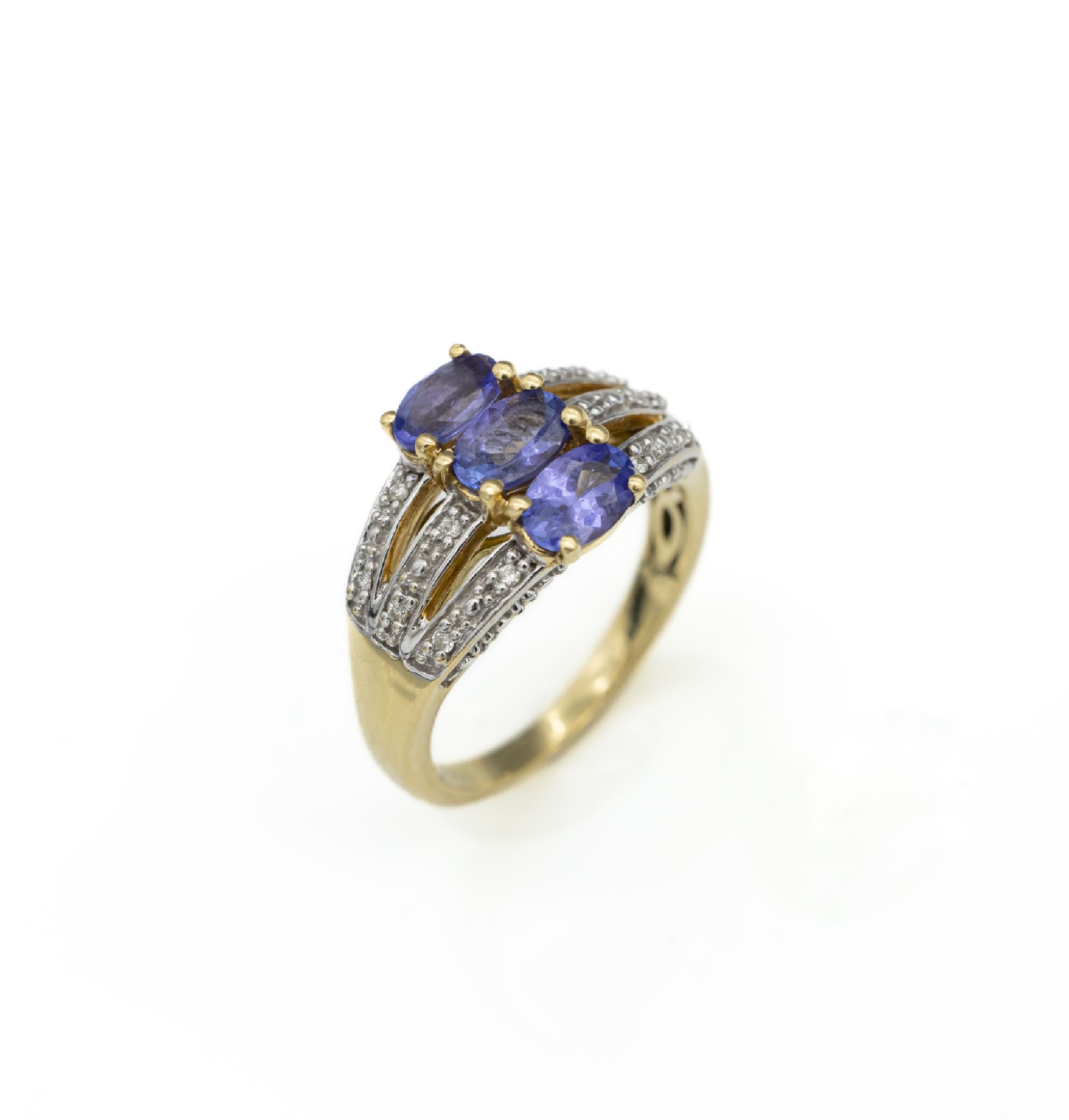 18 kt Gold Tansanit-Brillant-Ring, GG/WG 750/000, 3 ovalfacett. Tansanite zus. ca. 1.30ct, 12 Brillanten zus. ca. 0.10 ct Weiß/si, RW54, ca. 5.9 g