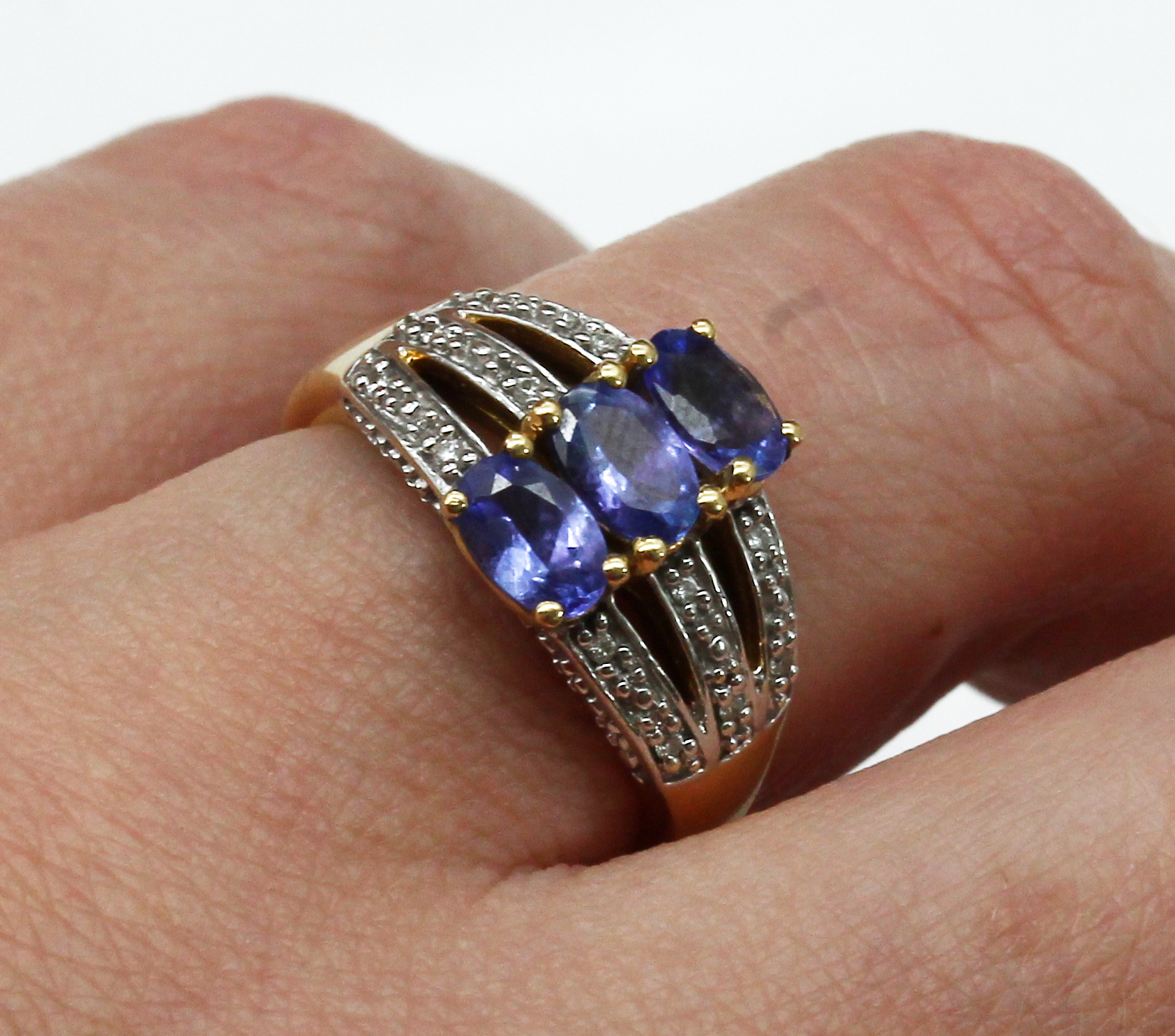 Detail a: 18 kt Gold Tansanit-Brillant-Ring, GG/WG 750/000, 3 ovalfacett. Tansanite zus. ca. 1.30ct, 12 Brillanten zus. ca. 0.10 ct Weiß/si, RW54, ca. 5.9 g