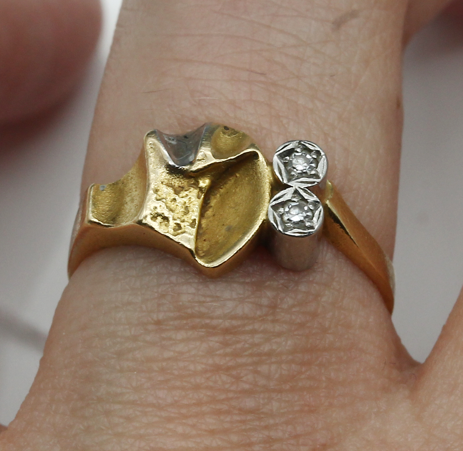 Detail a: 18 kt Gold LAPPONIA Diamant-Ring, GG/WG 750/000, Finnland Jahreszahl verschlagen, typ.abstraktes Design, 2 in WG gefasste 8/8- Diamanten zus. ca. ...
