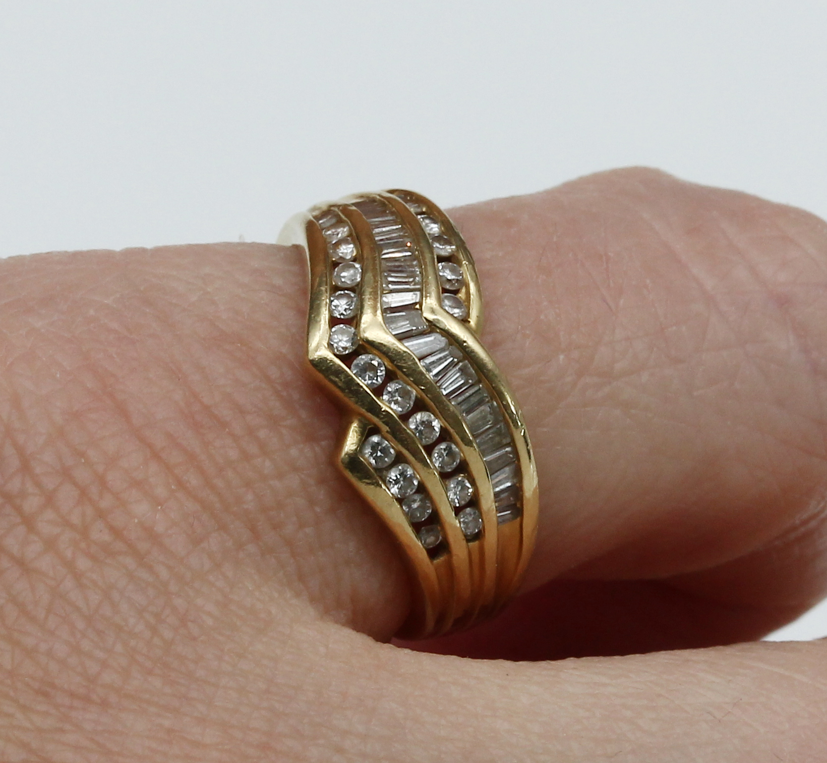 Detail a: 18 kt Gold Diamant-Ring, GG 750/000, 22 Brillanten und 20 Diamant-Baguettes zus. ca. 1.0 ct feines Weiß-Weiß/vs-si, RW 53, ca. 4.7 g
