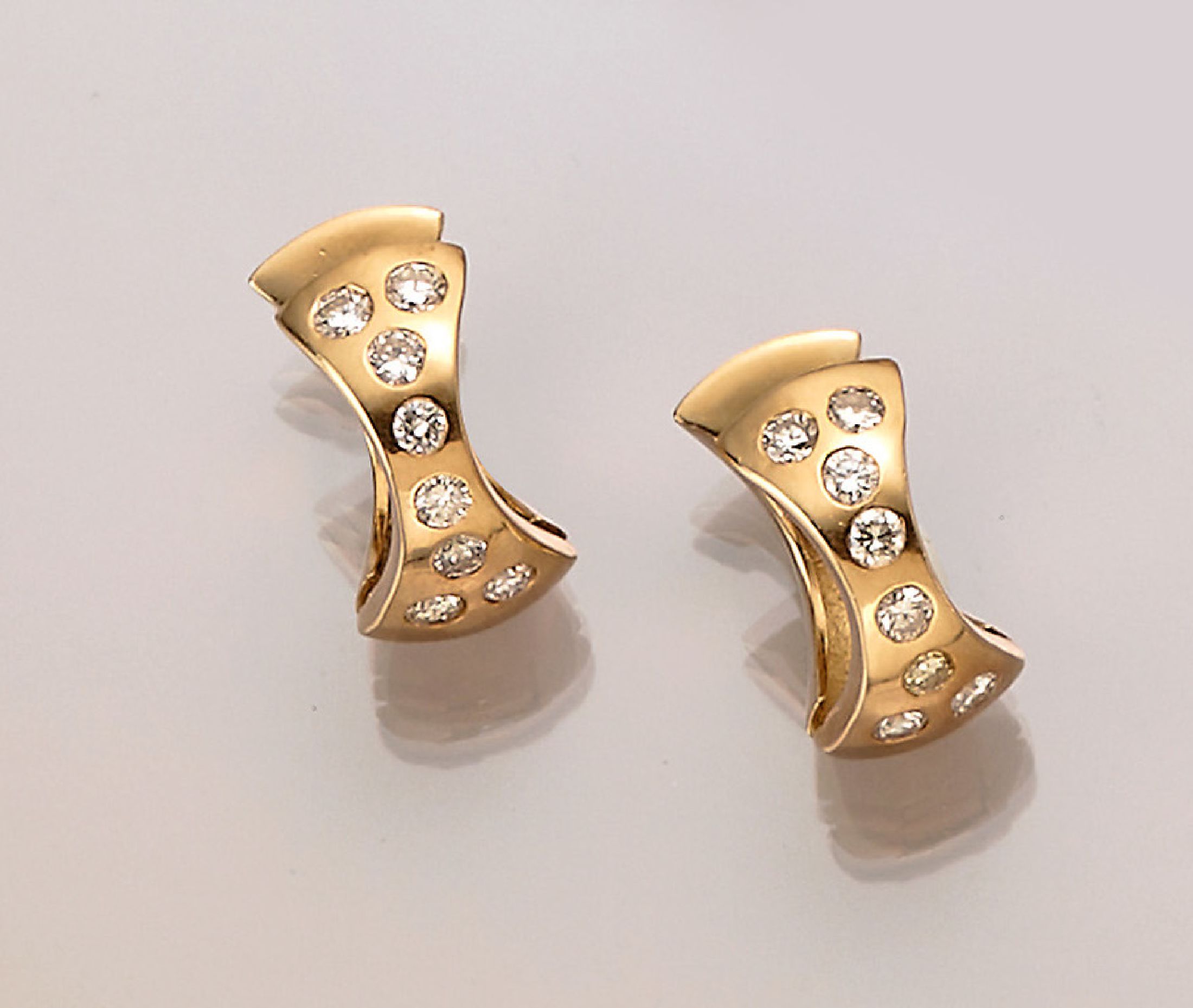 Paar 18 kt Gold Brillant-Ohrcreolen, GG 750/000, geschwungene Gestaltung, insg. 16 Brillanten zus. ca. 1.50 ct Weiß-get.-Weiß/si,total ca. 9.8 g