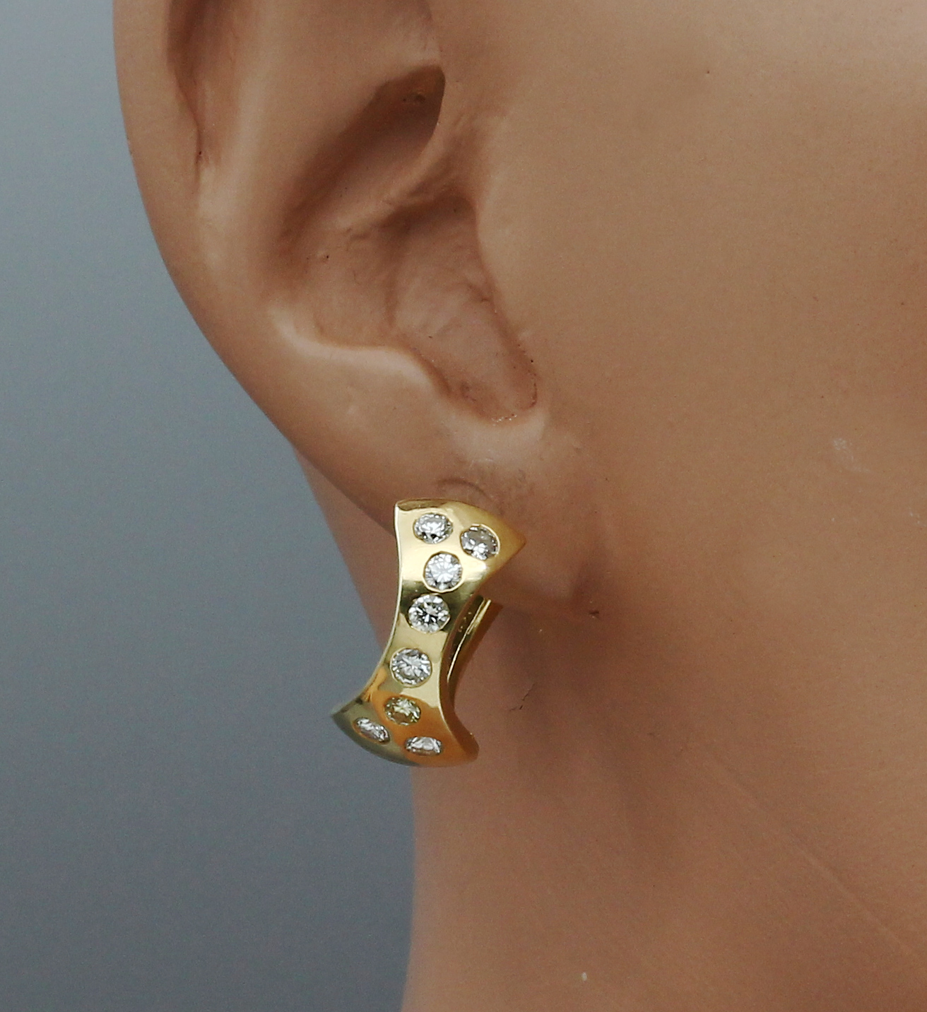 Detail a: Paar 18 kt Gold Brillant-Ohrcreolen, GG 750/000, geschwungene Gestaltung, insg. 16 Brillanten zus. ca. 1.50 ct Weiß-get.-Weiß/si,total ca. 9.8 g