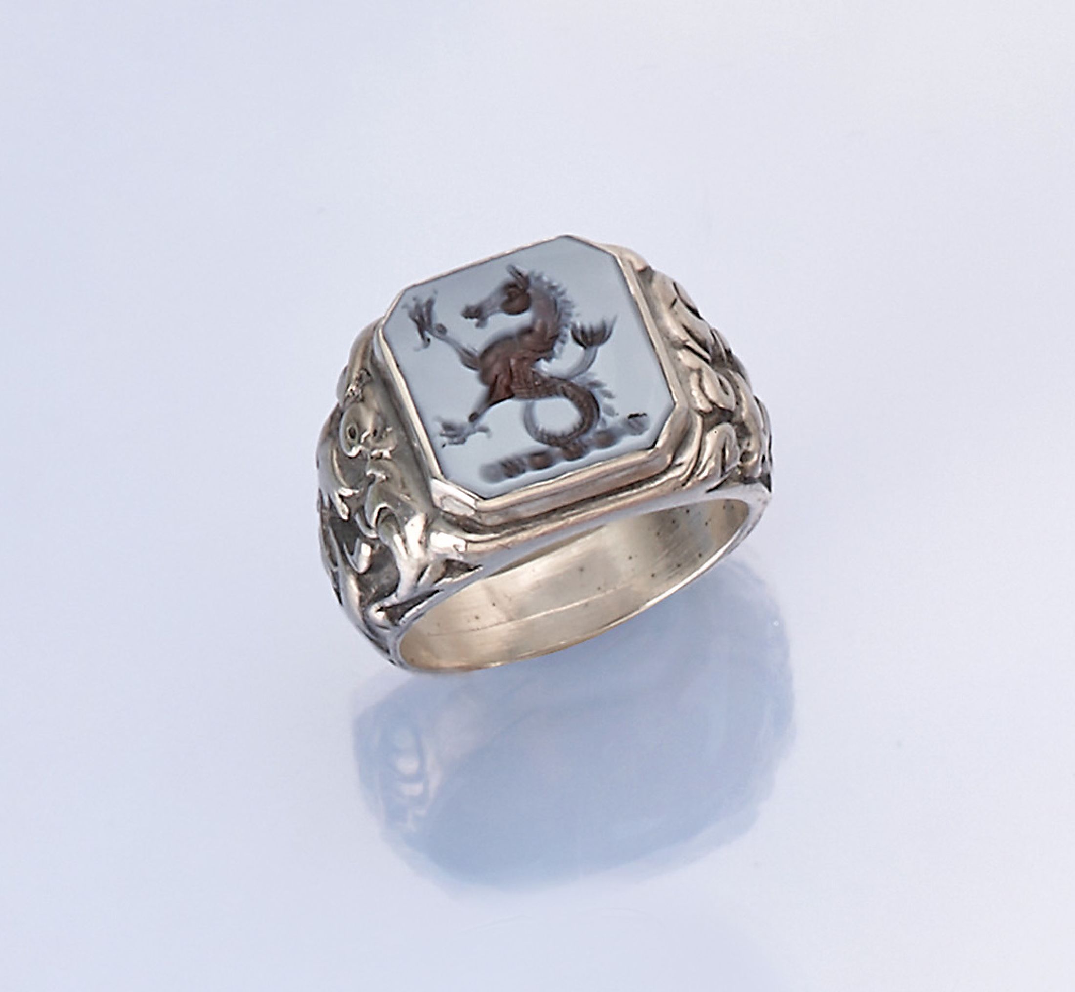 Siegelring, Lagenstein Idar-Oberstein um 1920, Silber, Platte mit Darstellung eines heraldisches Seepferd, Ringschultern mit abstr. floraler grav., ...