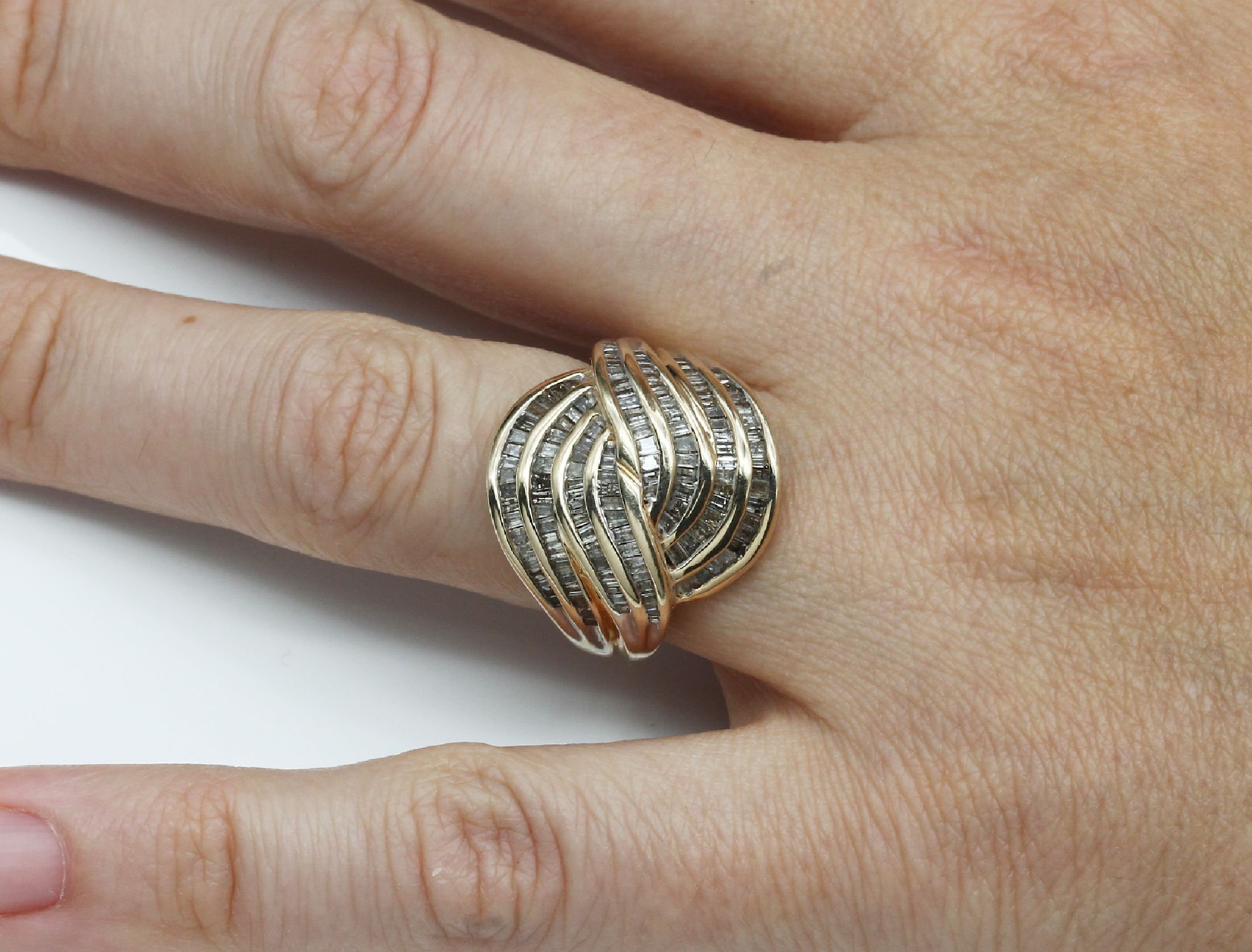 Detail a: 10 kt Gold Diamant-Ring, GG 417/000, 136 Diamant-Baguettes zus. ca. 2.0 ct l.get.Weiß -get.Weiß/p, RW 55, ca. 8.2 g