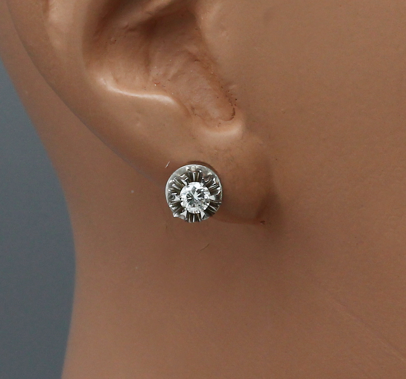 Detail a: Paar 14 kt Gold Brillant-Ohrstecker, WG 585/000, 2 Brillanten zus. ca. 0.40 ct Weiß/p