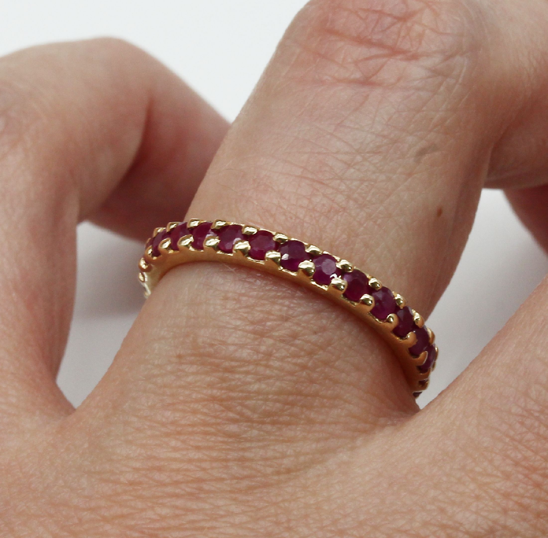 Detail a: 14 kt Gold Rubin-Memoryring, GG 585/000, 28rundfacett. Rubine zus. ca. 1.50 ct, RW 58, ca. 3.3 g, Meistermarke HJ ungedeutet
