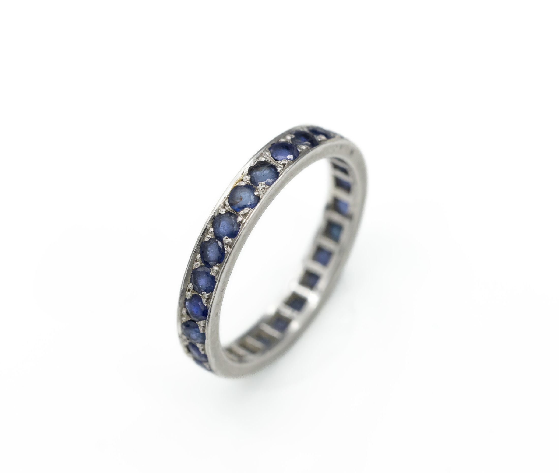 Platin Saphir-Memoryring, Pt gepr., 27 rundfacett. Saphire zus. ca. 1.50 ct, RW 53, ca. 3.4 g