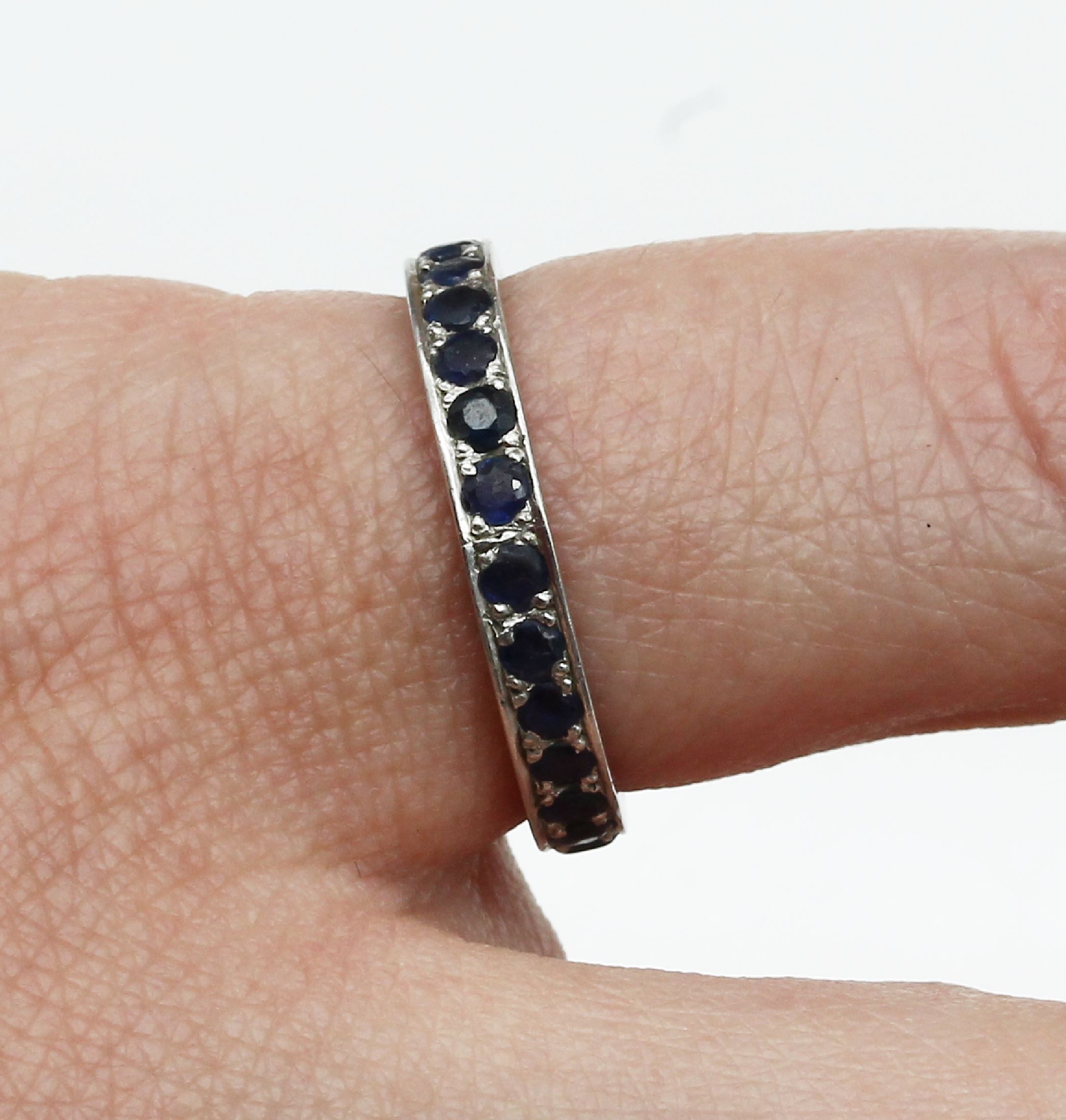 Detail a: Platin Saphir-Memoryring, Pt gepr., 27 rundfacett. Saphire zus. ca. 1.50 ct, RW 53, ca. 3.4 g