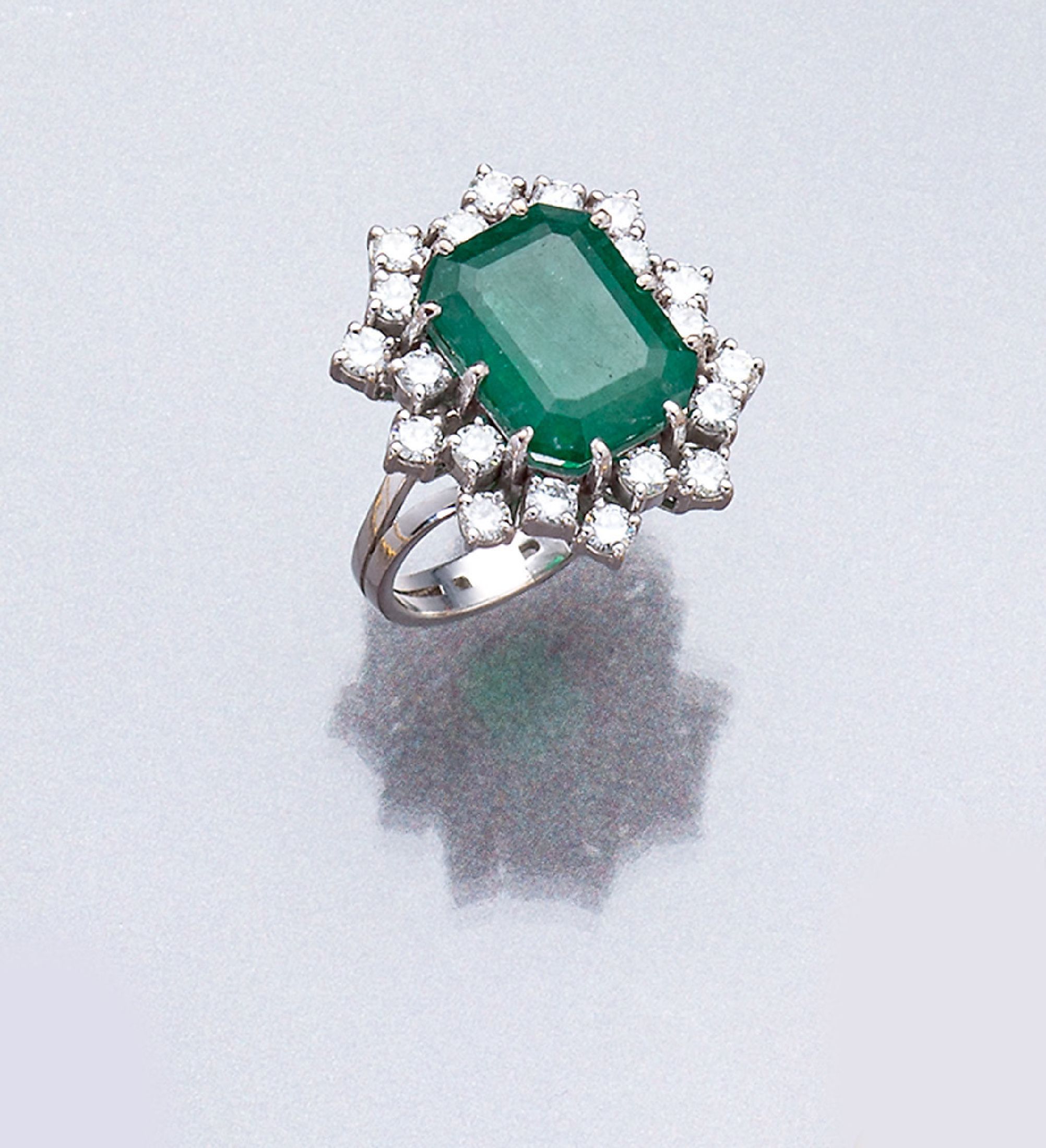 18 kt Gold Smaragd-Brillant-Ring, WG 750/000, mittig Smaragd im oktogonalen Treppenschliff ca. 8.20 ct, 20 Brillanten zus.ca. 1.60 ct feines ...