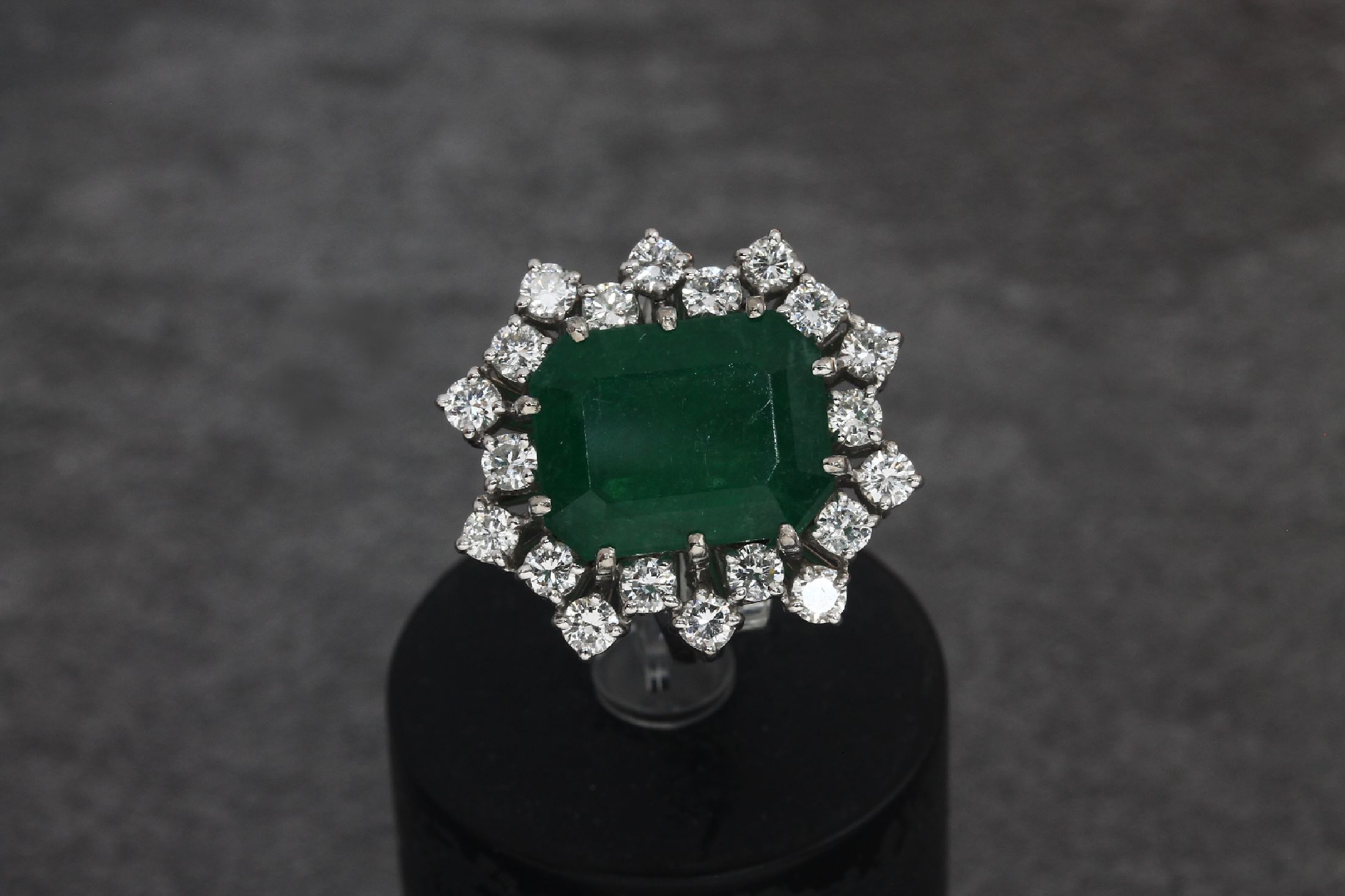 Detail c: 18 kt Gold Smaragd-Brillant-Ring, WG 750/000, mittig Smaragd im oktogonalen Treppenschliff ca. 8.20 ct, 20 Brillanten zus.ca. 1.60 ct feines ...