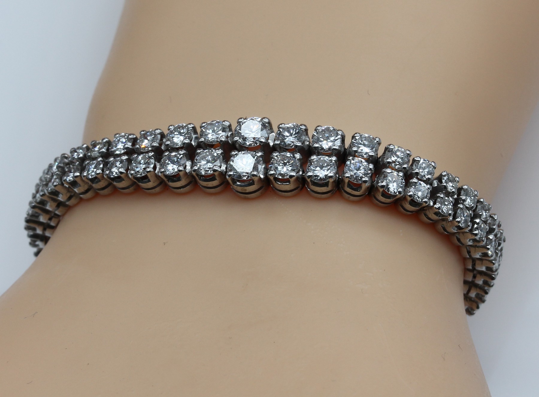 Detail a: 18 kt Gold Brillant-Armband, WG 750/000, doppeltes Linienarmband mit insg. 102 Brillanten im Verlauf ca. 14.0 ct feines Weiß -Weiß/vs-si, L. ca. ...