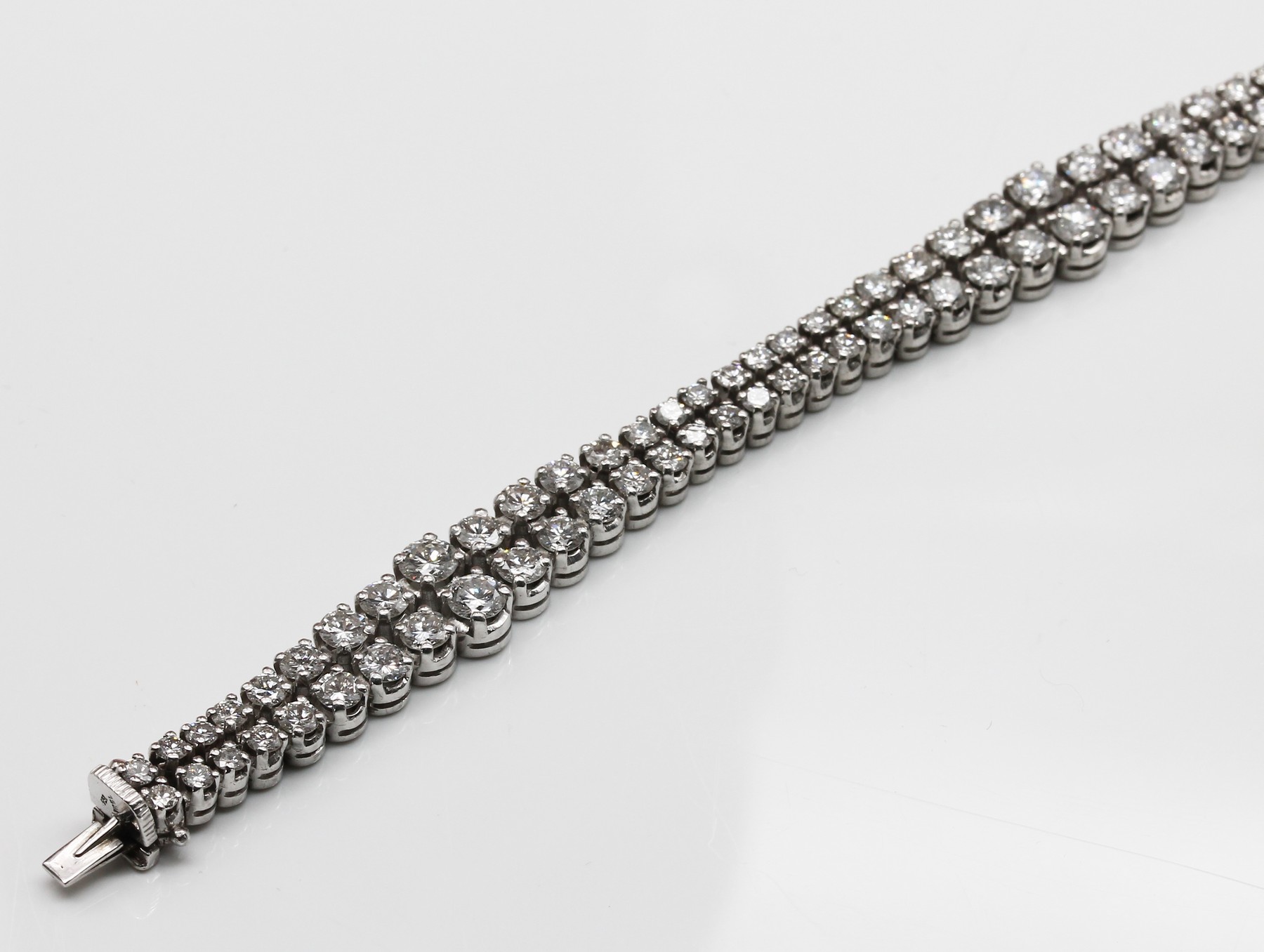Detail b: 18 kt Gold Brillant-Armband, WG 750/000, doppeltes Linienarmband mit insg. 102 Brillanten im Verlauf ca. 14.0 ct feines Weiß -Weiß/vs-si, L. ca. ...