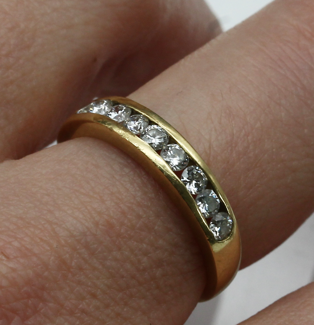 Detail a: 18 kt Gold Brillant-Ring, GG 750/000, 9 Brillanten zus. ca. 1.0 ct feines Weiß-Weiß/vs-si, RW 58, ca. 4.6 g