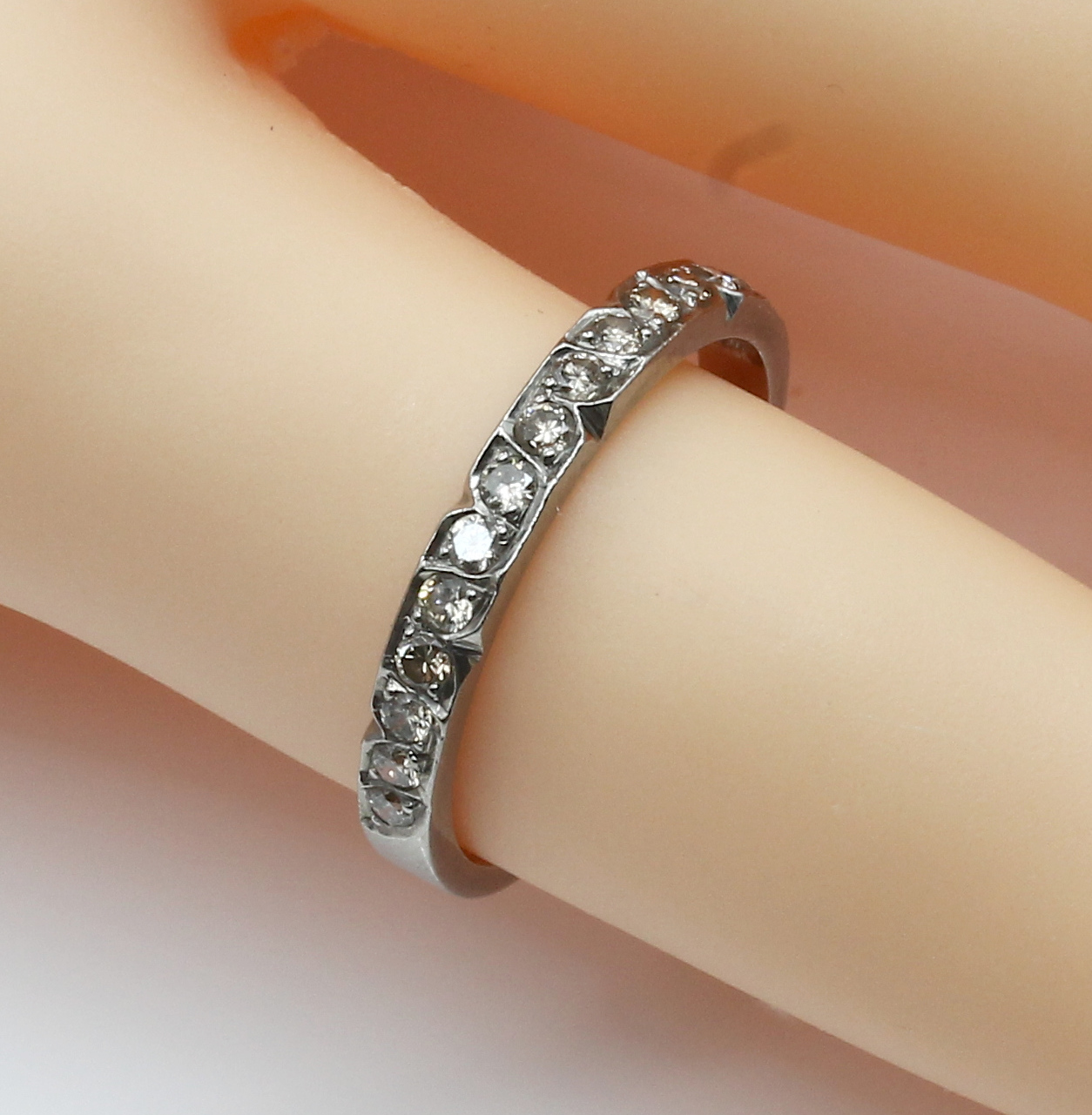 Detail a: 18 kt Gold Brillant-Ring, WG 750/000, 15 Brillanten 0,50 ct get.Weiß-Weiß/si-p, RW 55, ca. 2.7 g