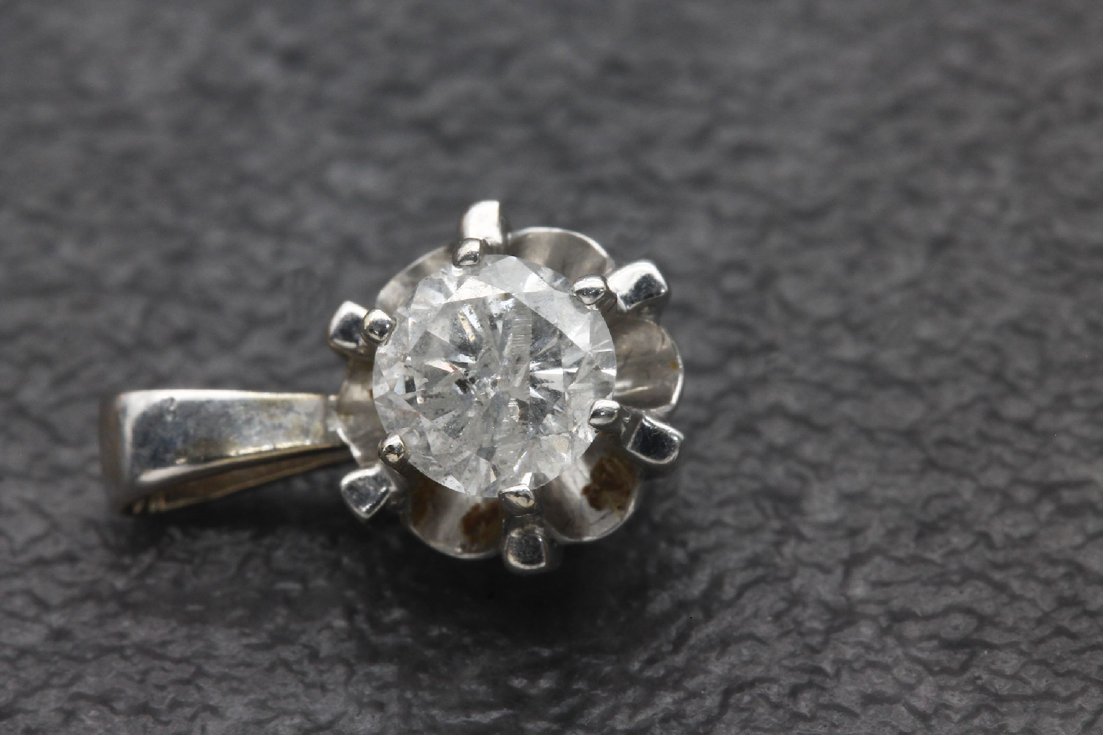 Detail a: 14 kt Gold Brillant-Anhänger, WG 585/000, einzelner Brillant ca. 0.51 ct Weiß/p