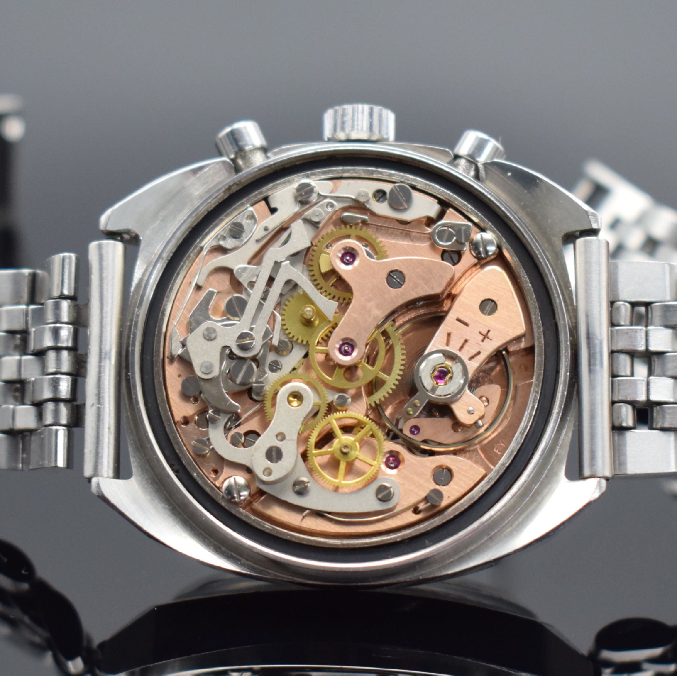 Detail d: LE PHARE Armbandchronograph Referenz 624105, Handaufzug, Schweiz um 1965, Edelstahlgeh. inkl. neutr. Gliederband, Boden verschr., schwarzes ...