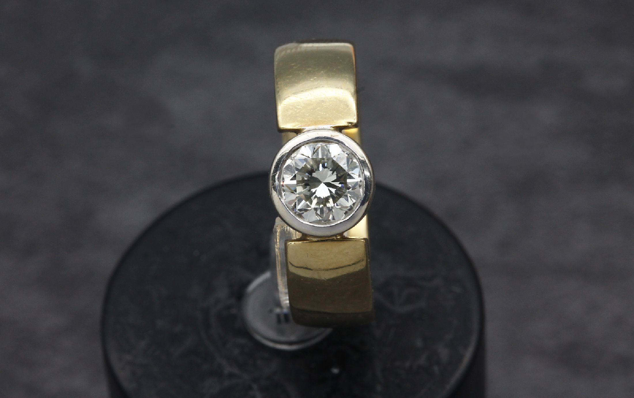 Detail a: 18 kt Gold Brillant-Ring, GG/WG 750/000, einzelner in WG gefasster Brillant ca. 1.05 ctl.get.Weiß/vs, RW 58, ca. 9.6 g