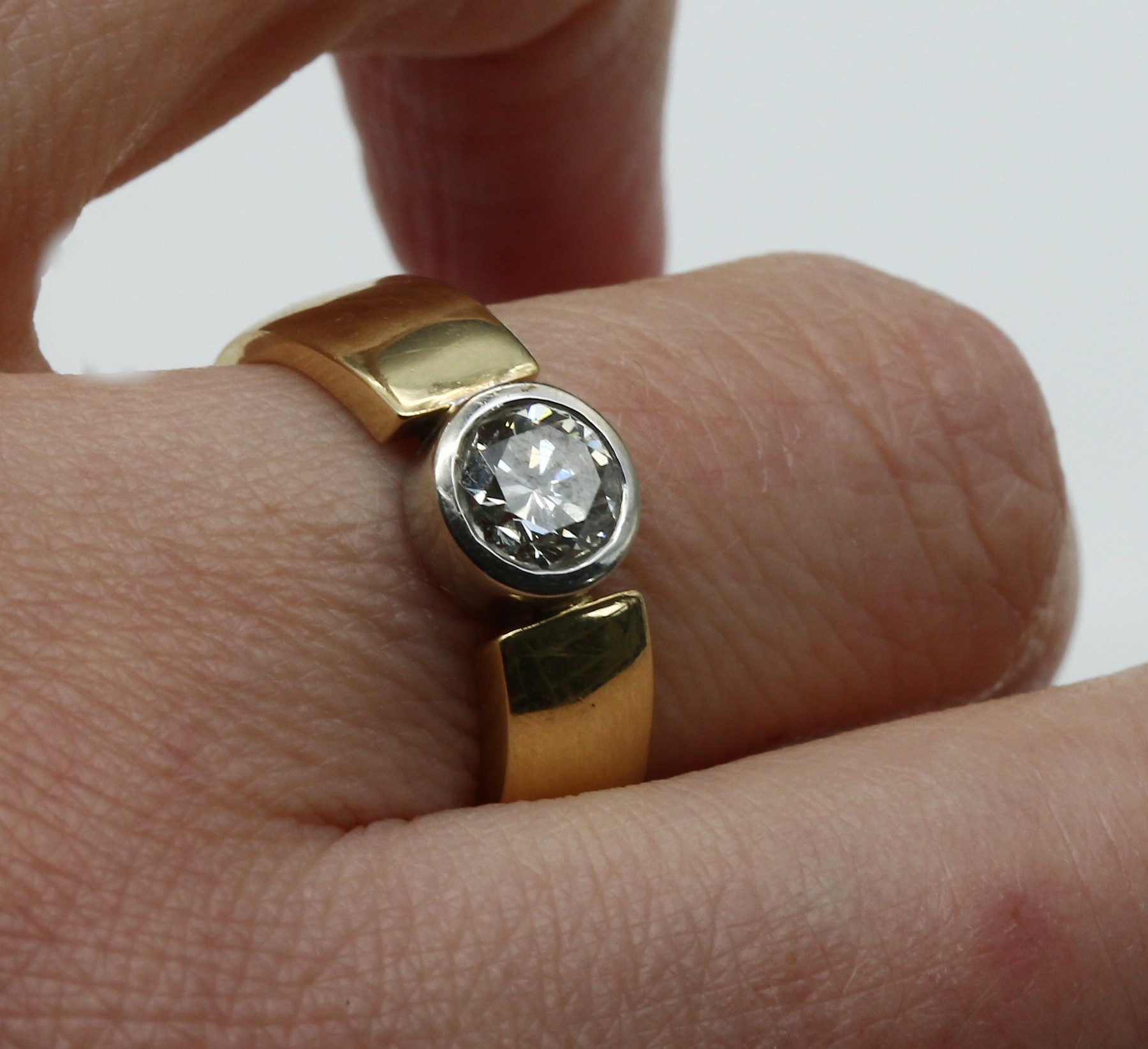 Detail b: 18 kt Gold Brillant-Ring, GG/WG 750/000, einzelner in WG gefasster Brillant ca. 1.05 ctl.get.Weiß/vs, RW 58, ca. 9.6 g