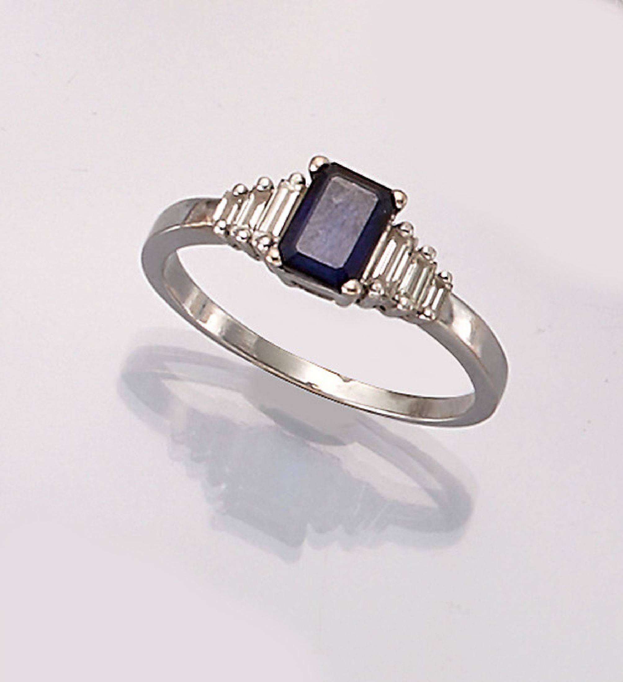 18 kt Gold Saphir-Diamant-Ring, WG 750/000 gepr., mittig Saphirbaguette ca. 0.80 ct, 6 Diamantbaguettes zus. ca. 0.30 ct Weiß/si, RW 61, ca. 3.7 g