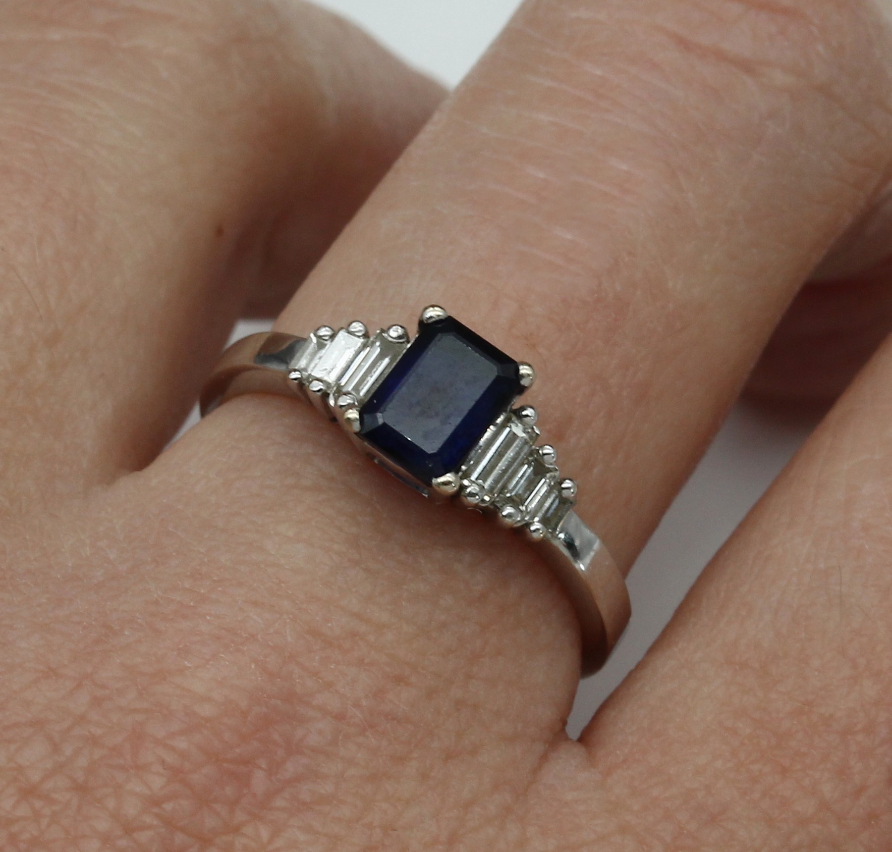Detail a: 18 kt Gold Saphir-Diamant-Ring, WG 750/000 gepr., mittig Saphirbaguette ca. 0.80 ct, 6 Diamantbaguettes zus. ca. 0.30 ct Weiß/si, RW 61, ca. 3.7 g