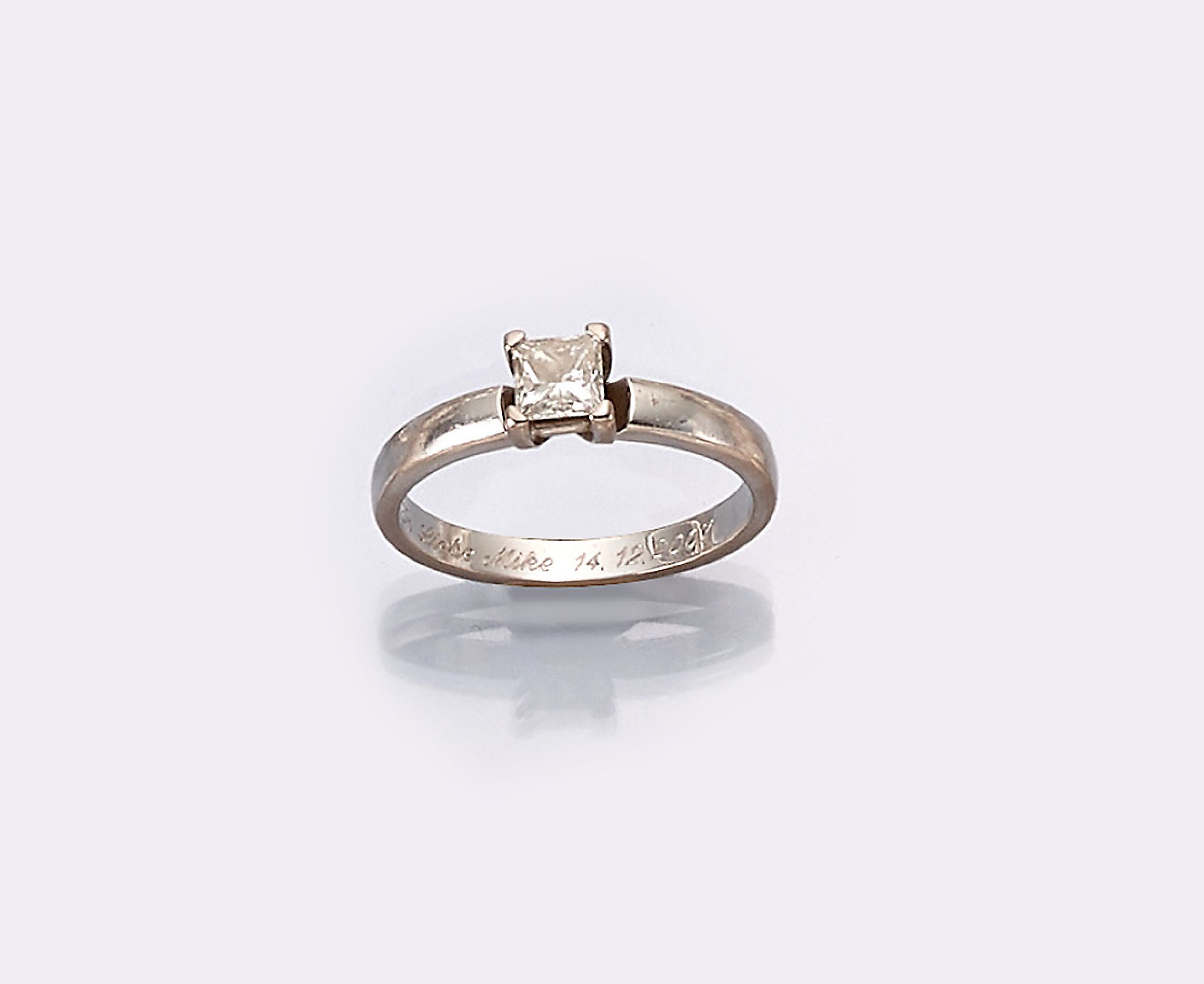18 kt Gold Diamant-Ring, WG 750/000, einzelner Princesscut-Diamant ca. 0.55 ct Weiß/si, RW 59, ca. 4.6 g, mit pers. Gravur inRingschiene