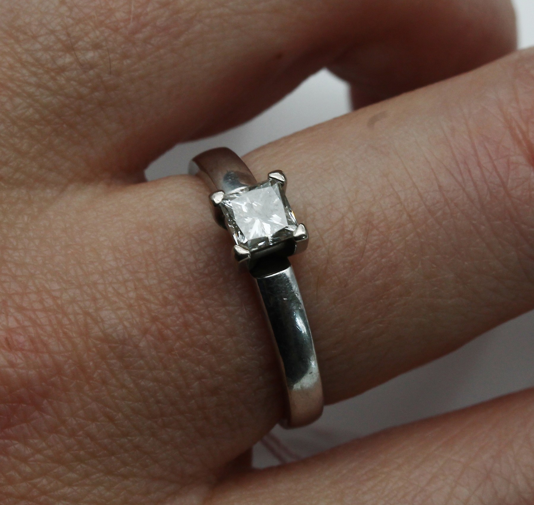 Detail a: 18 kt Gold Diamant-Ring, WG 750/000, einzelner Princesscut-Diamant ca. 0.55 ct Weiß/si, RW 59, ca. 4.6 g, mit pers. Gravur inRingschiene