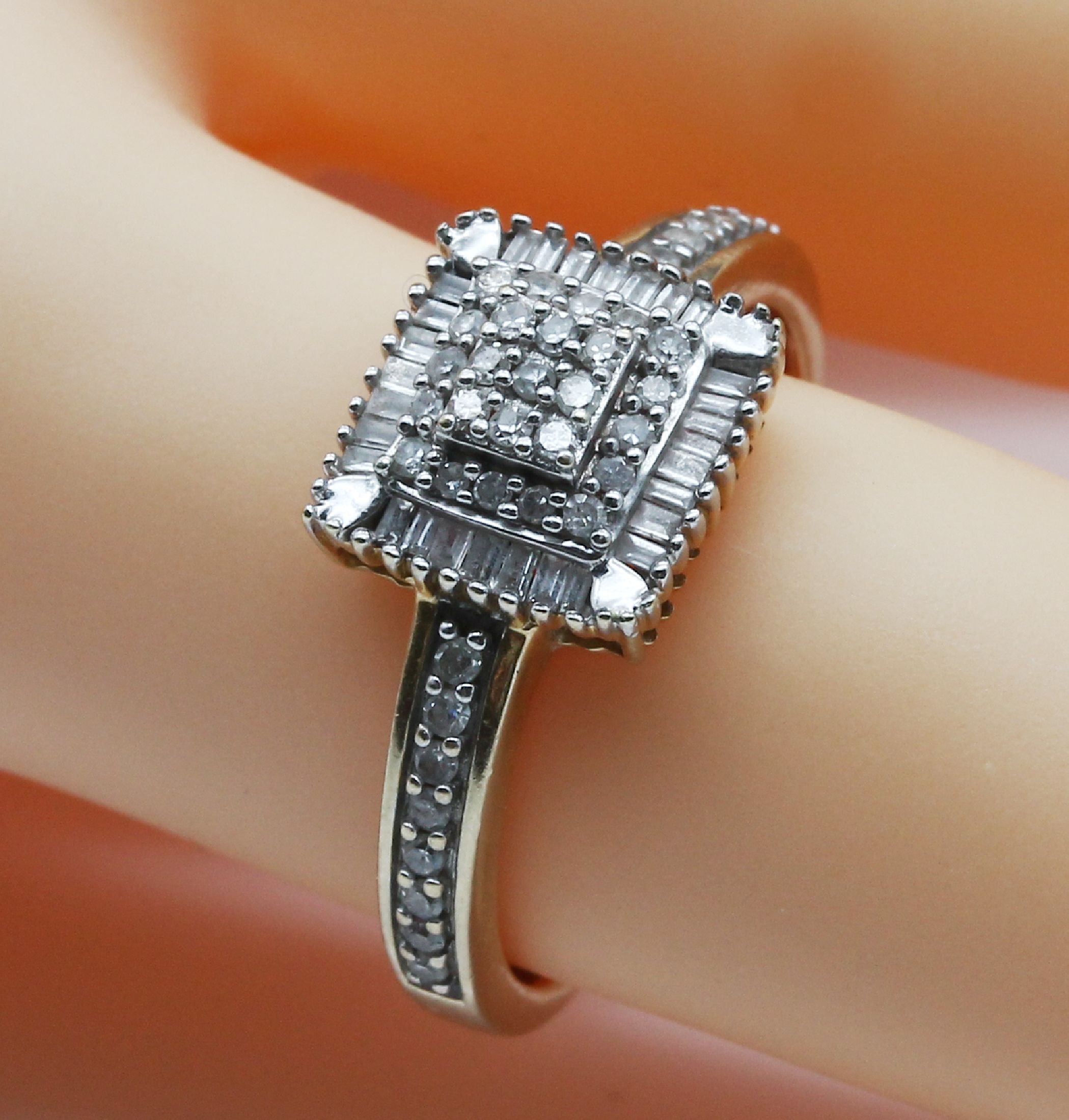 Detail a: 14 kt Gold Diamant-Ring, GG 585/000, 41 8/8-Diamanten und 29 Diamantbaguettes zus. ca.0.80 ct Weiß/p, RW 58, ca. 3.6 g