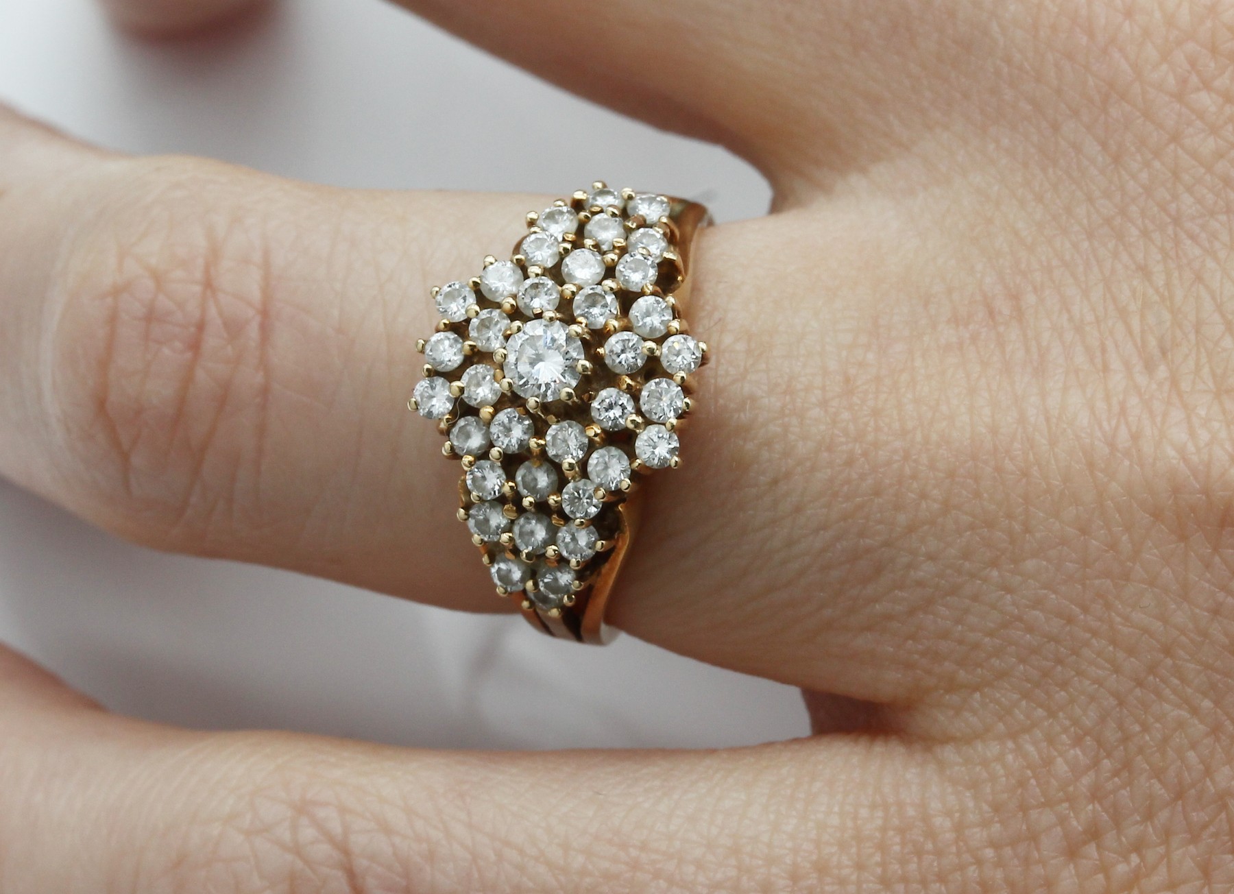 Detail a: 14 kt Gold Brillant-Ring, GG 585/000, Ringkopf in mehreren Ebenen, 31 Brillanten zus. ca. 1.20 ct Weiß/vs-si, RW 53, ca. 5.0 g