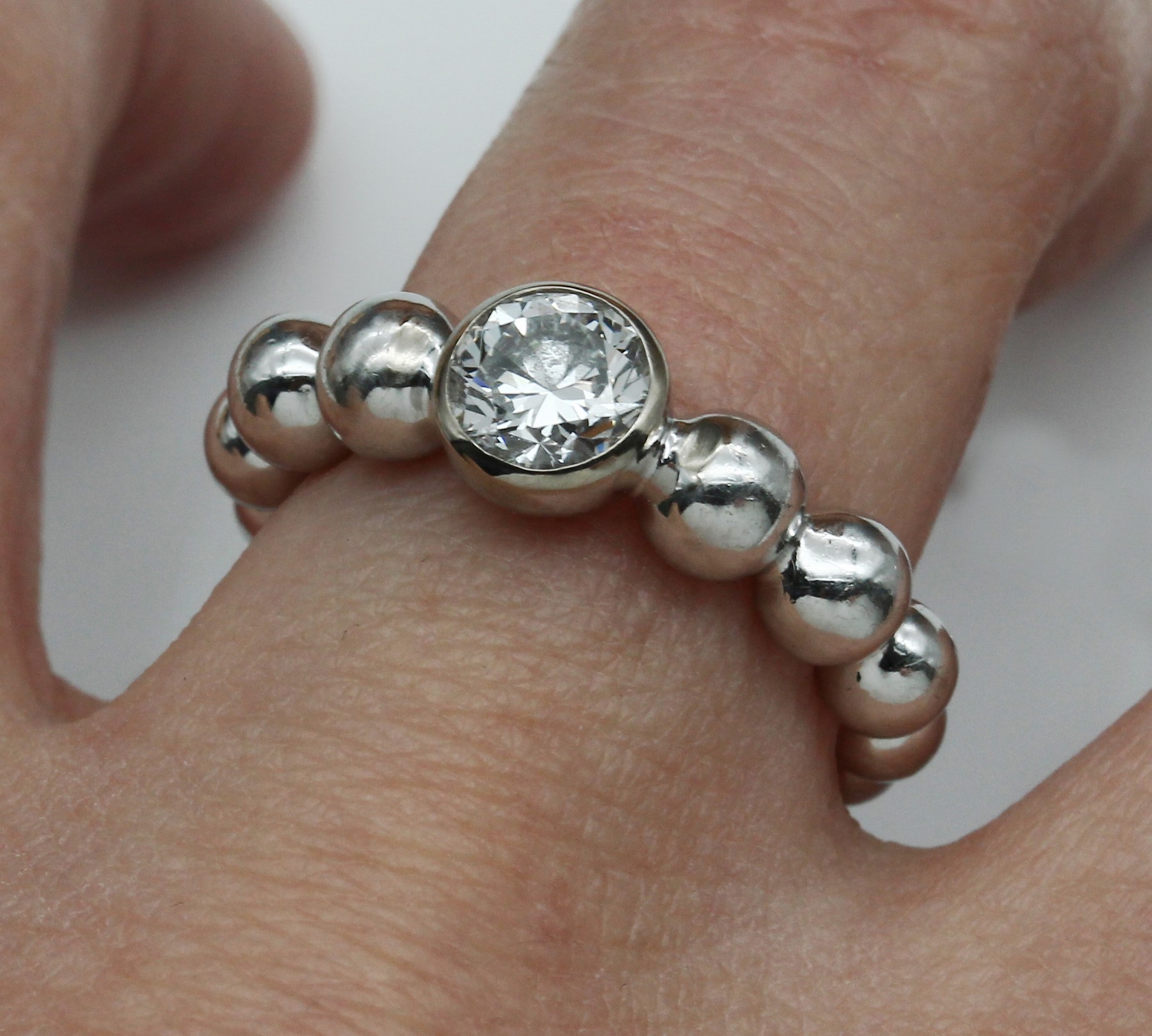 Detail a: 18 kt Gold WEMPE Brillant-Ring, WG 750/000,außergewöhnliche Gestaltung, Ringschiene aus Kugeln im Verlauf, einzelner Brillant ca. 0.91ct ...
