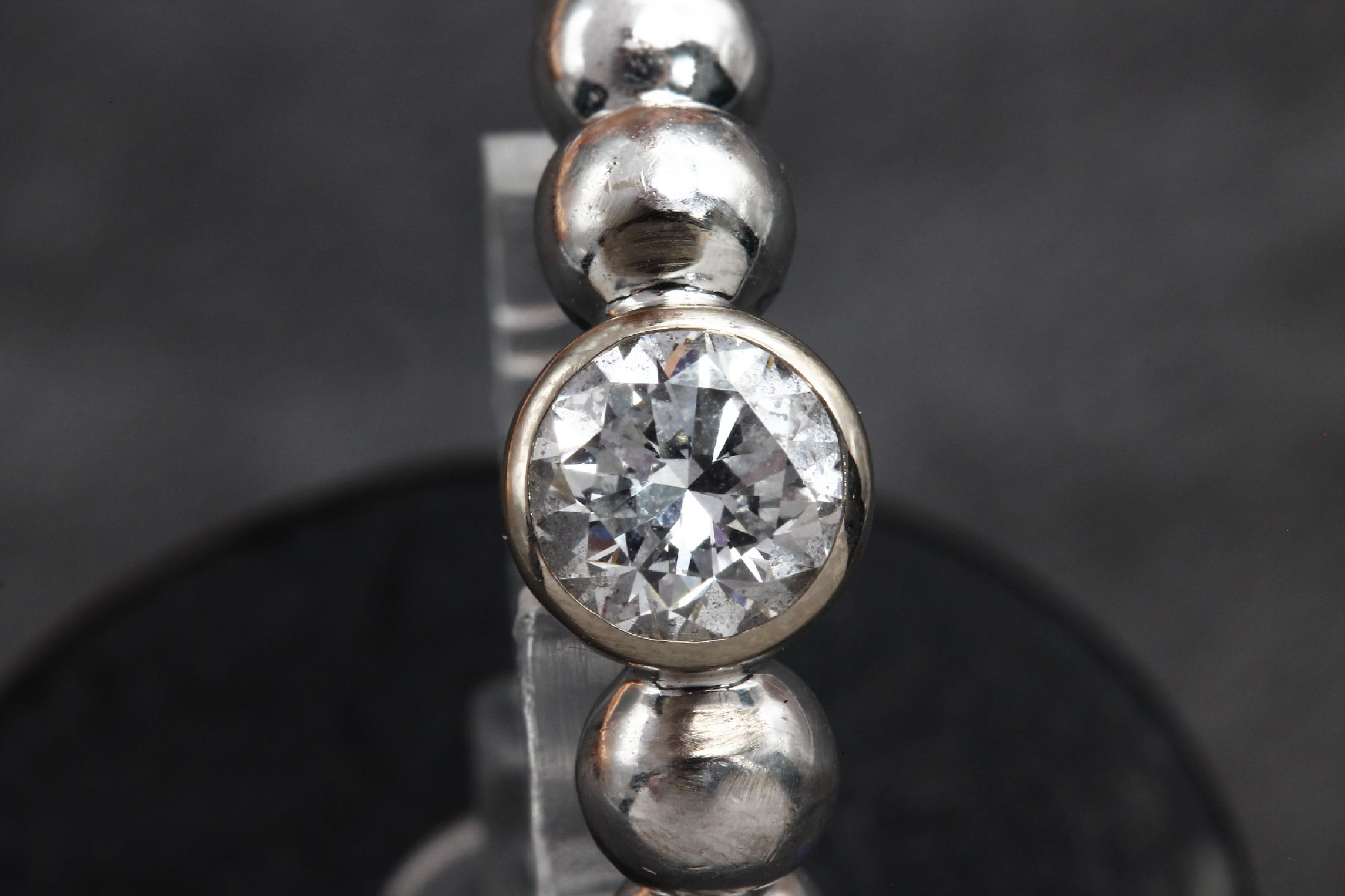 Detail b: 18 kt Gold WEMPE Brillant-Ring, WG 750/000,außergewöhnliche Gestaltung, Ringschiene aus Kugeln im Verlauf, einzelner Brillant ca. 0.91ct ...