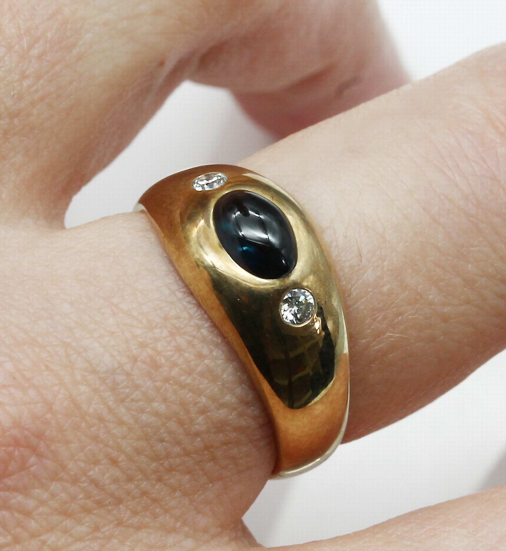 Detail a: 14 kt Gold Saphir-Brillant-Bandring, GG 585/000, 1 Saphir-Cabochon ca. 1.0 ct, 2 Brillanten zus. ca. 0.04 ct feines Weiß- Weiß/si, ca. 7 g, RW 58