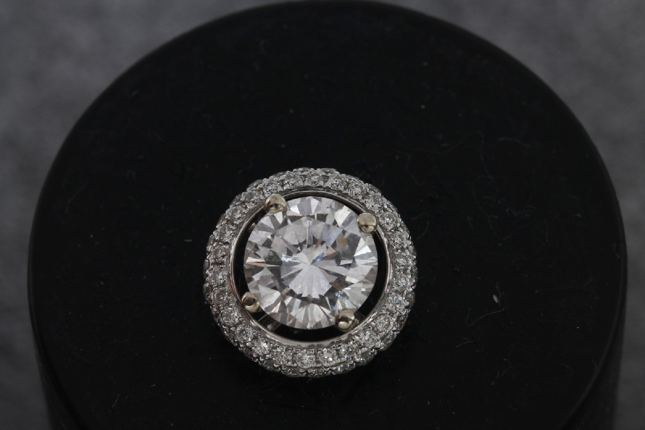 Detail a: Paar 18 kt Gold Brillant-Ohrstecker, WG 750/000, 2 Brillanten, 1 x 1.01 ct feines Weiß(F)/vvs1 und 1 x 1.01 ct feines Weiß(G)/vvs2, mit ...