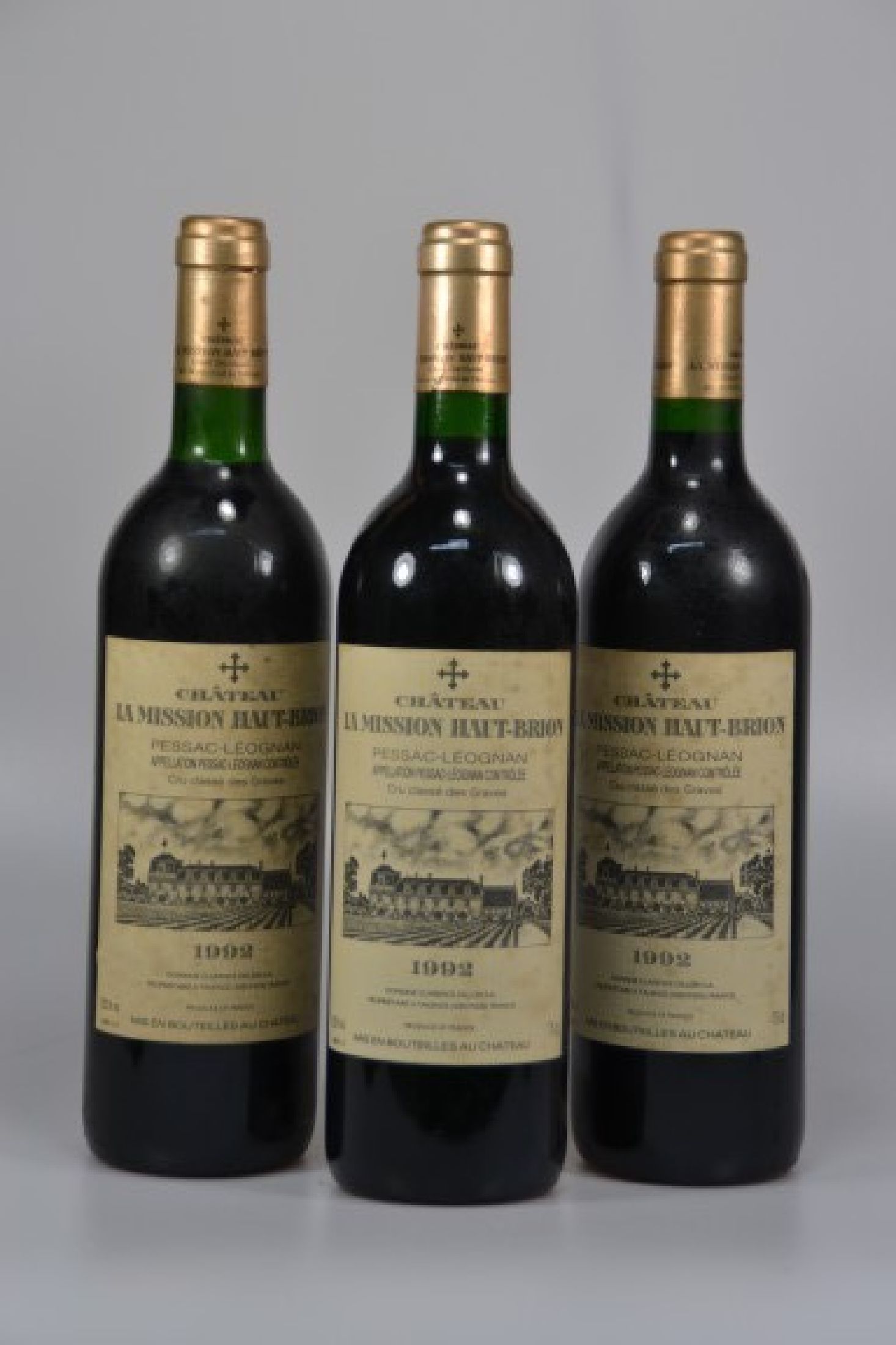 3 Flaschen 1992 Chateau Le Mission Haut-Brion, Pessac-Leognan, 750ml, 12,5% Vol., 2x High Fill 1x Top Shoulder, unverkostet, Etiketten l. gebräunt