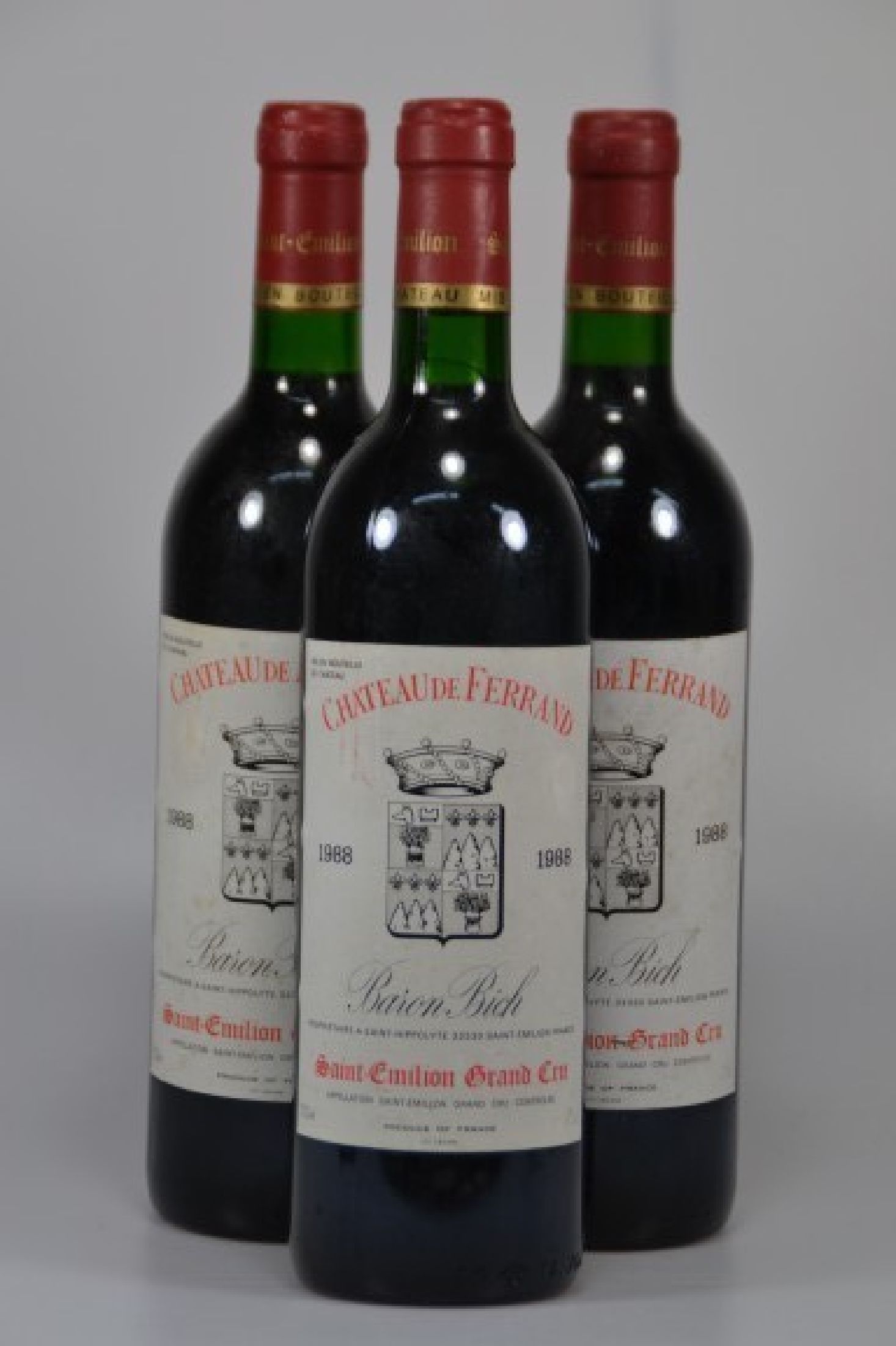 3 Flaschen 1988 Chateau de Ferrand, Baron Rich, Saint-Emillion Grand Cru, je 750ml, 12,5% Vol., l. berieben, Into Neck, unverkostet, 83 Parker-Punkte