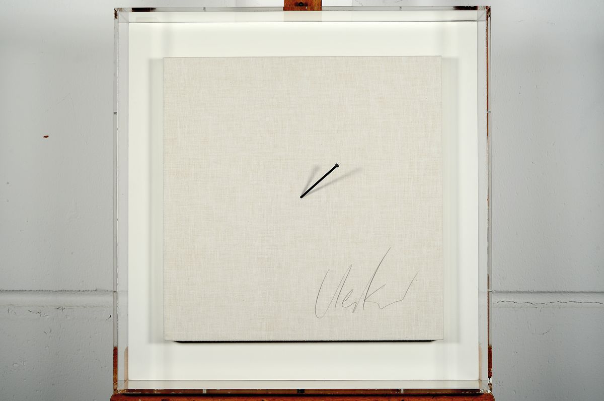 Detail k: Günther Uecker, geb. 1930, Nagelobjekt, Nagel in überarbeiteter Leinenkassette, gerahmt mit Plexiglashaube, handsigniert, aus 1970/71, ca. 37.5 x ...