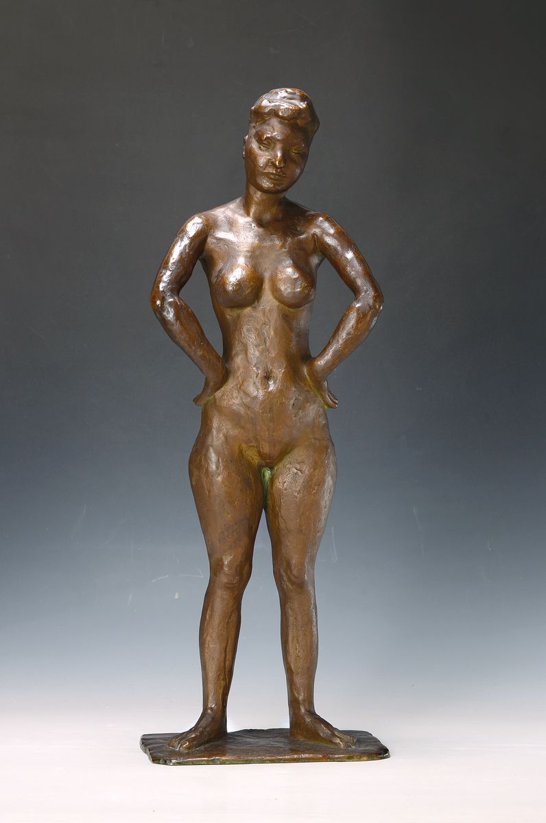 Prof. Karl Trummer, 1906 Fürstenfeldbruck - 1957 Mannheim, große Bronzeskulptur, stehender weiblicher Akt, Unikat, verlorene Form, H. 65 cm, diese ...