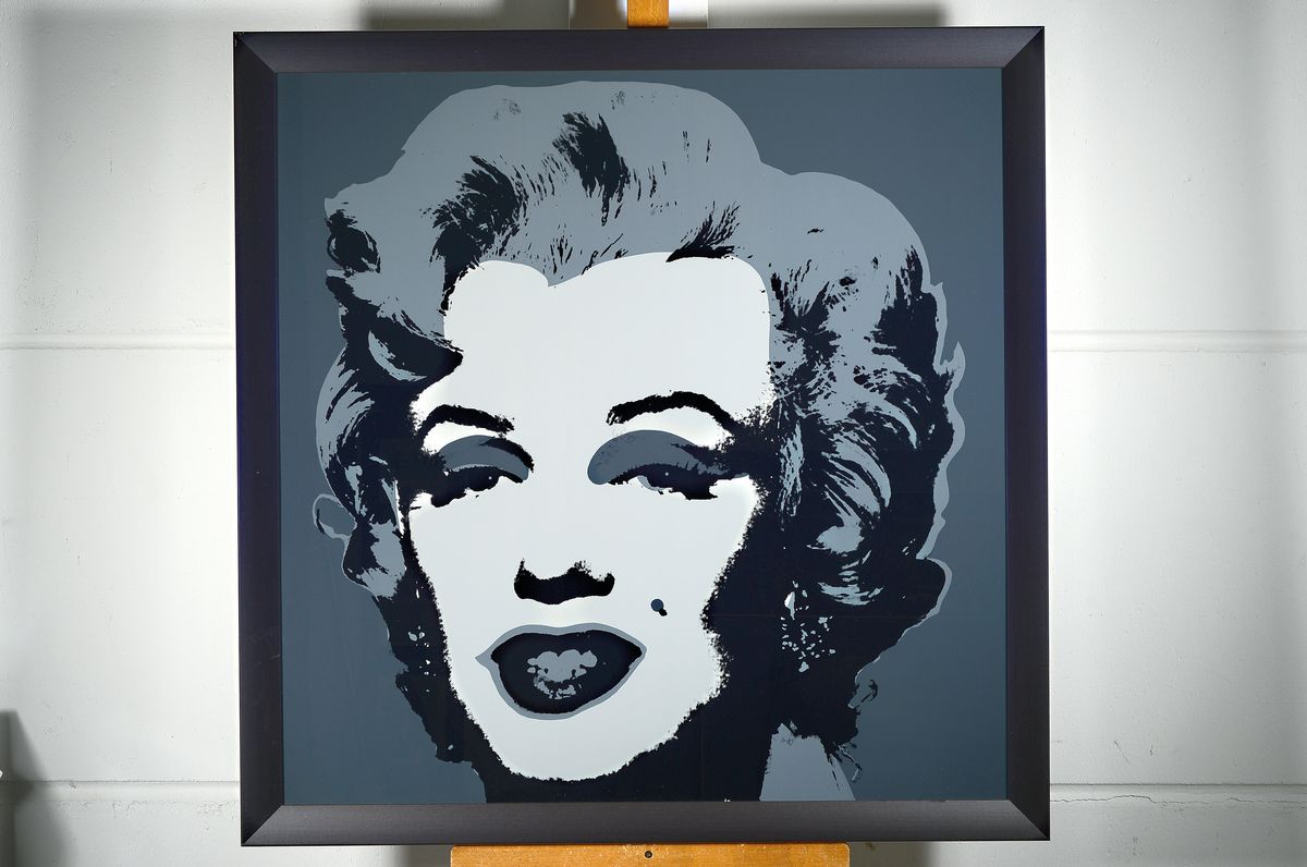 Detail k: nach Andy Warhol, Siebdruck auf festem Karton, Marilyn Monroe, Hrsg. Sunday B. Morning, rückseitig mit Stempel des Hrsg und dem Zusatz "Fill in ...