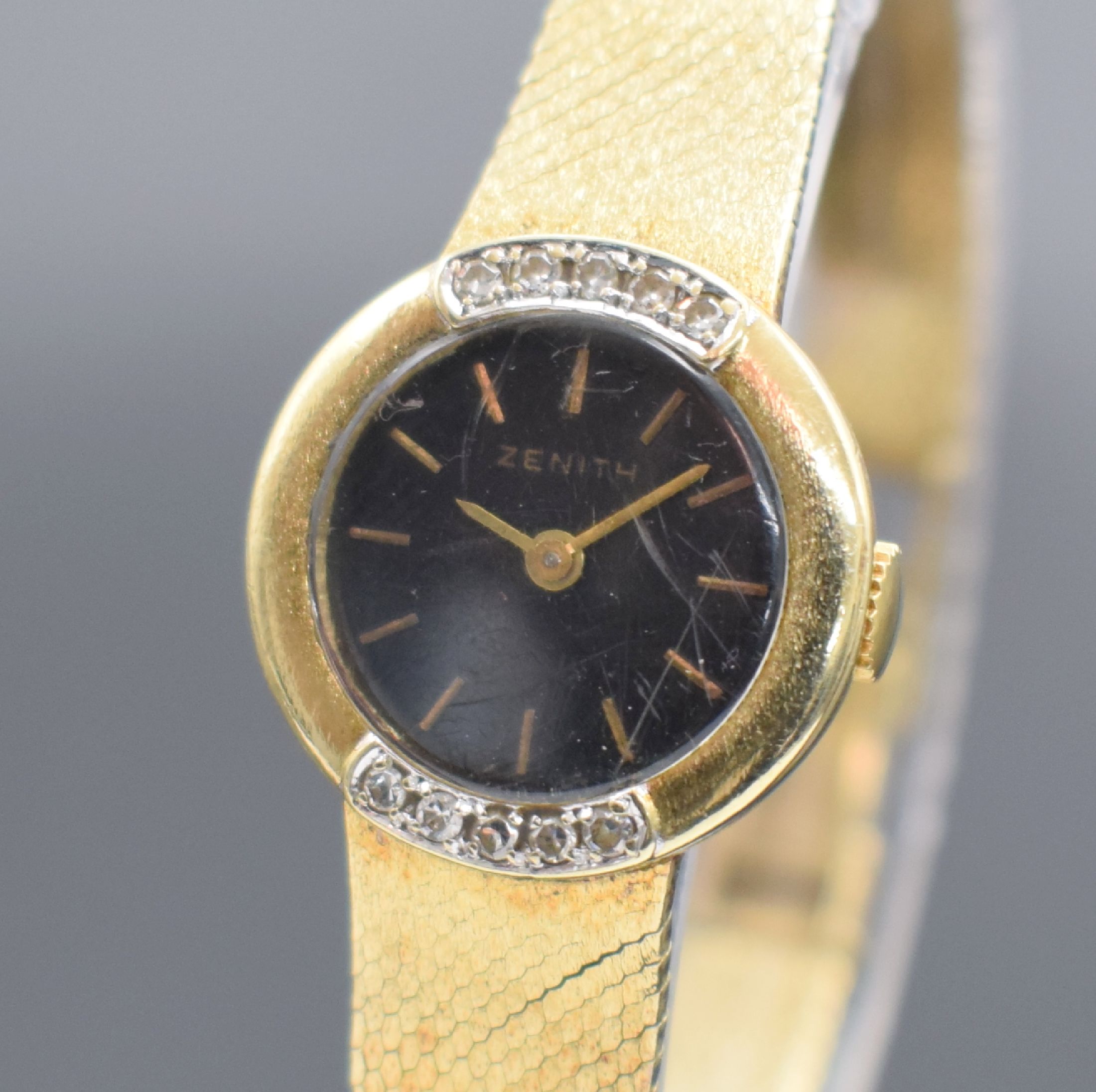 Detail a: ZENITH Damengoldbanduhr in GG 585/000 mit Diamanten, Schweiz um 1980, quarz, Geh. an orig. GG 585/000 Armband, Boden aufgedr., schwarzes Zifferbl. m. ...
