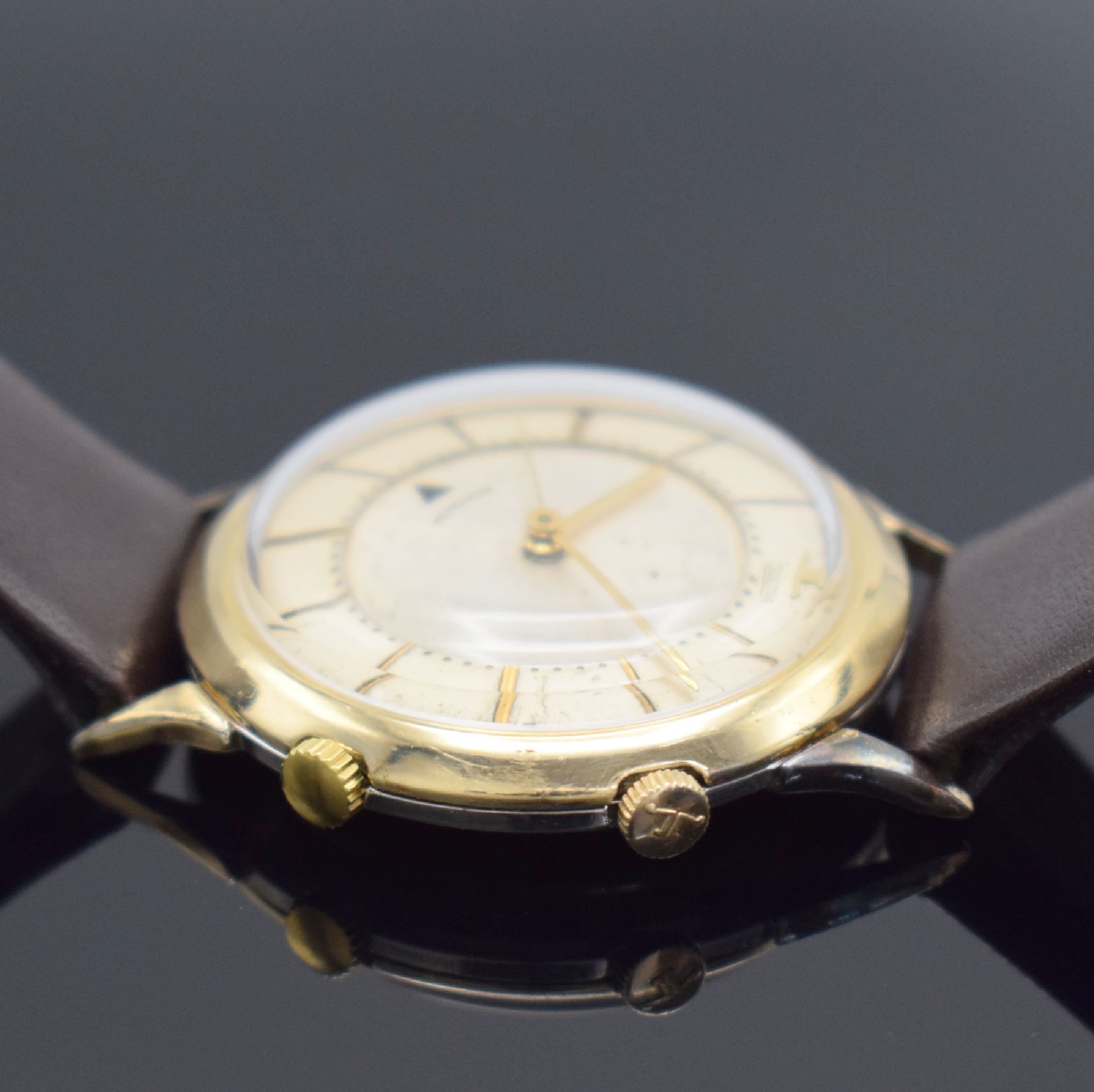 Detail b: LeCoultre Memovox Armbanduhr mit Kaliber 814, Schweiz um 1955, Handaufzug, Stahlgeh., Lünette in 10k gold filled aufgedr., 2-teil. silb. Zifferbl., ...