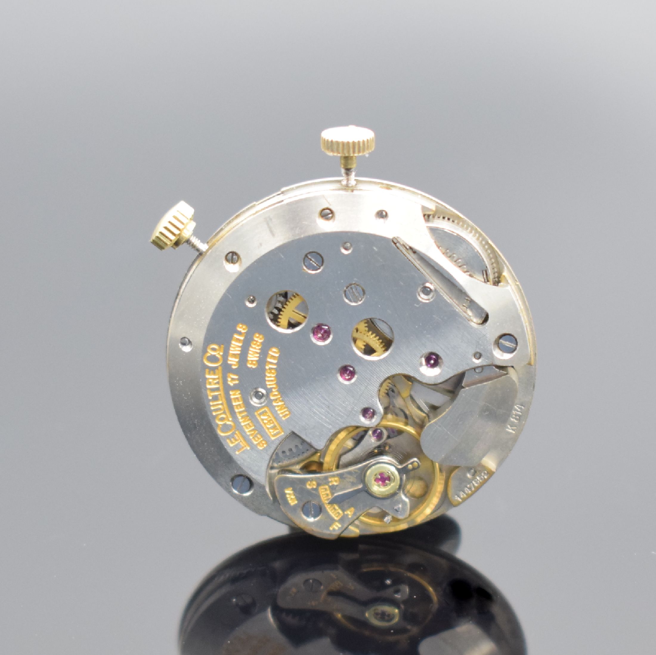 Detail d: LeCoultre Memovox Armbanduhr mit Kaliber 814, Schweiz um 1955, Handaufzug, Stahlgeh., Lünette in 10k gold filled aufgedr., 2-teil. silb. Zifferbl., ...