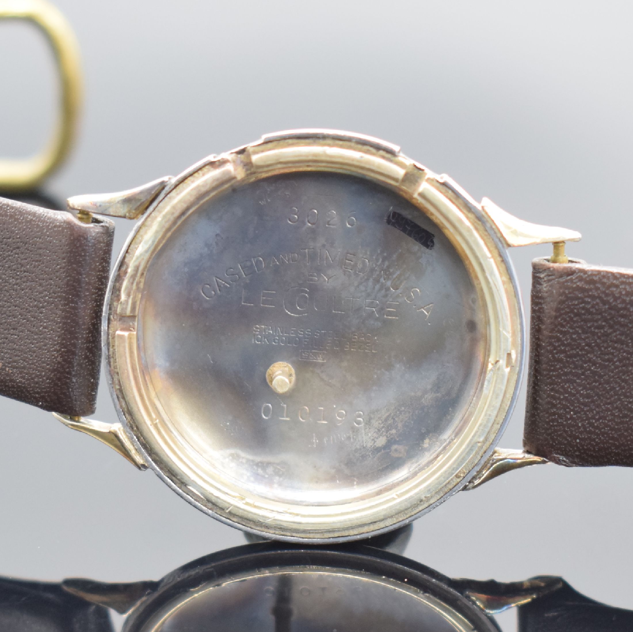 Detail e: LeCoultre Memovox Armbanduhr mit Kaliber 814, Schweiz um 1955, Handaufzug, Stahlgeh., Lünette in 10k gold filled aufgedr., 2-teil. silb. Zifferbl., ...