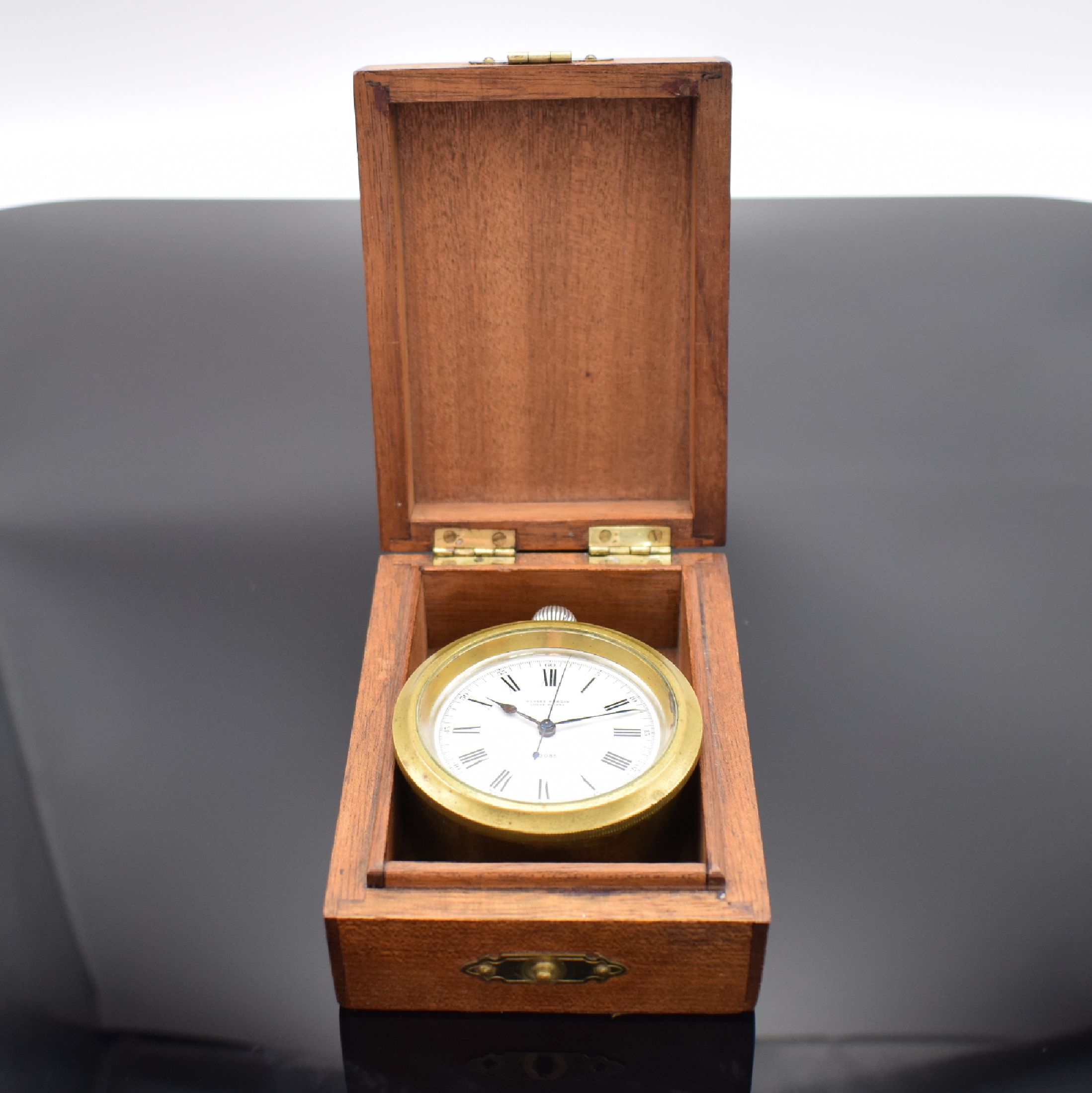 Detail d: ULYSSE NARDIN H.S.2 seltene Chronometer Beobachtungsuhr der britischen Marine, Schweiz um 1943, verschr. Sterlingsilbergeh. in Holzbox, glattes Geh., ...