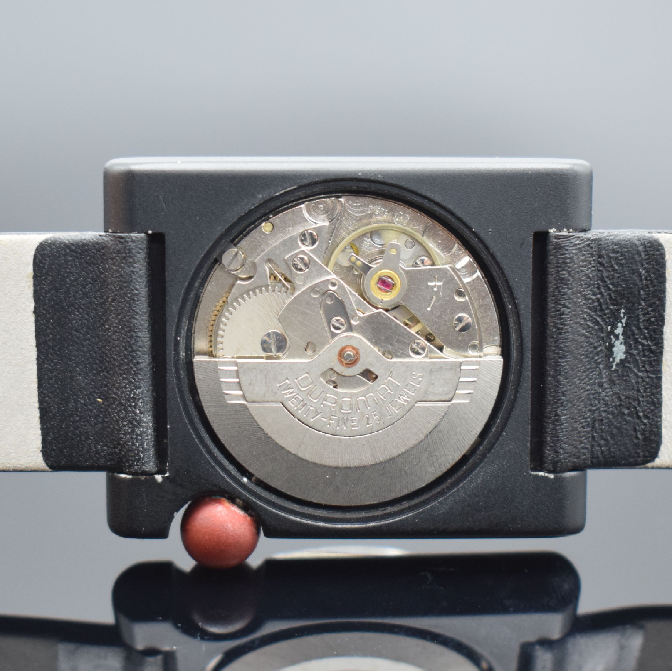 Detail e: DUGENA / LIP seltene Herrenarmbanduhr Modell Tallon, Frankreich um 1975, Automatik, rechteckiges, schwarz beschichtetes Metallgeh., geschr. ...