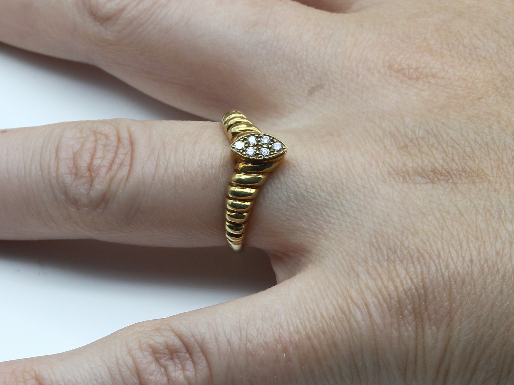 Detail a: 14 kt Gold Brillant-Ring, GG 585/000, 6 Brillanten zus. ca. 0.12 ct Weiß/si, ca. 3.7 g, RW 57
