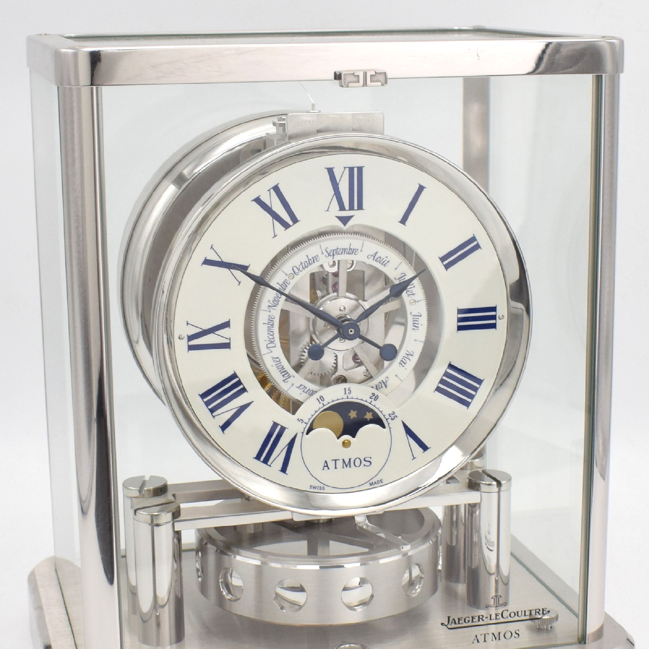 Detail a: Jaeger-LeCoultre Atmos Classic Moon, Schweiz um 2010, rhod. 5-seitig vergl. Geh., weißer röm. Ziffernring, gebl. Zeiger (Poire), Anz. v. Std., ...